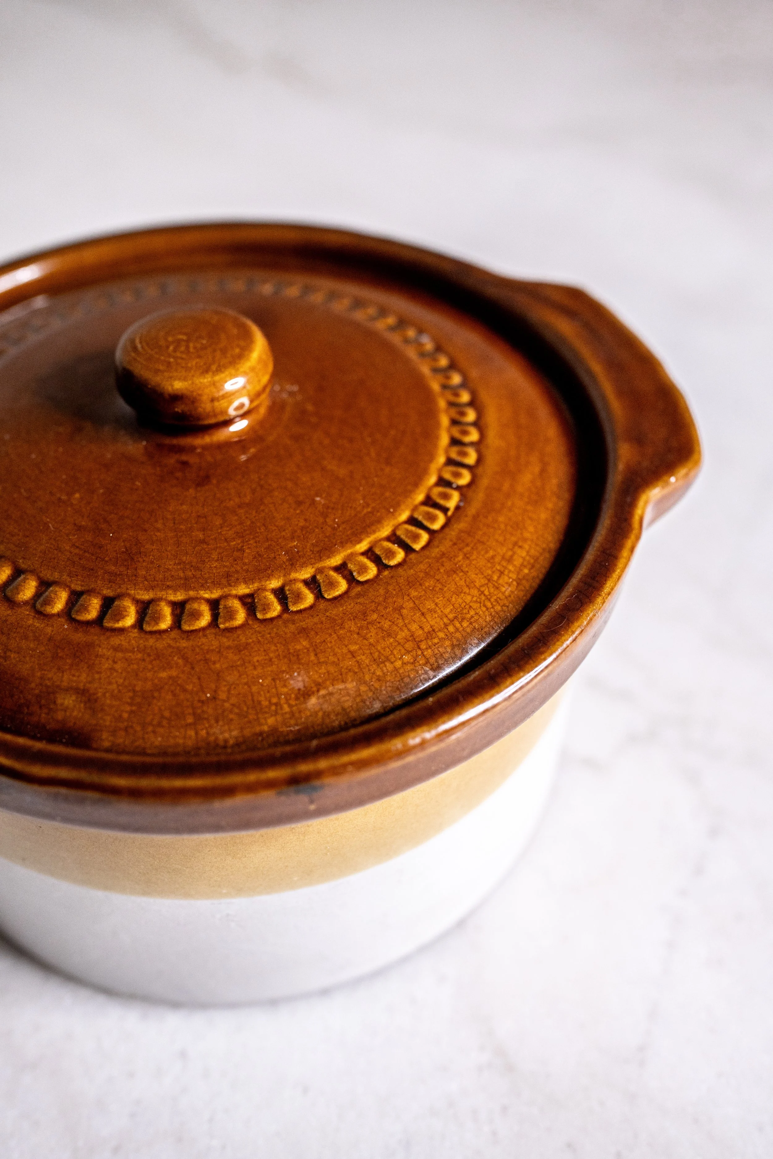 Vintage Two-Tone Stoneware Round Casserole Dish with Lid – 21cm Retro Ceramic Dutch Oven