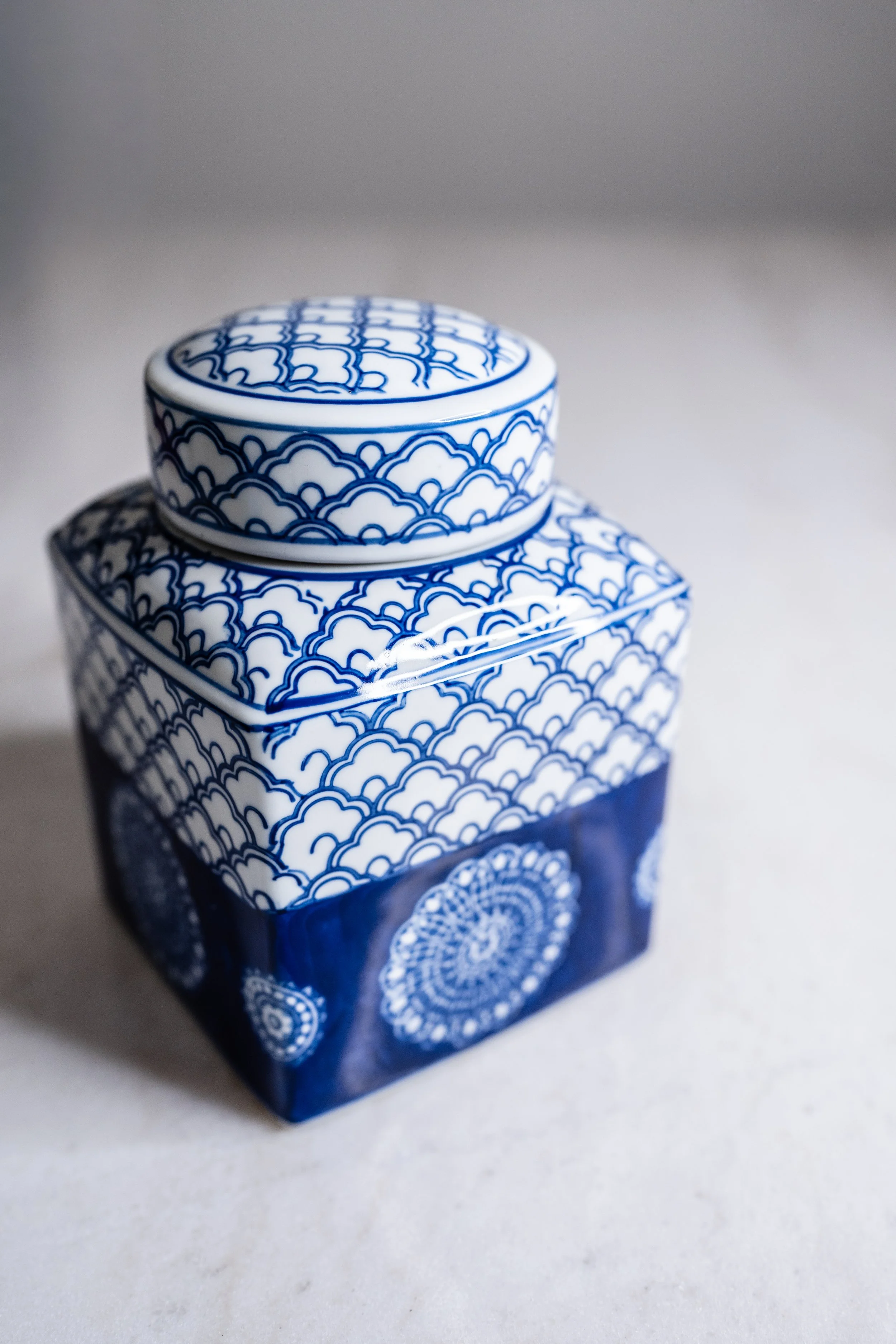 Vintage Blue and White Chinoiserie Ceramic Ginger Jar with Lid