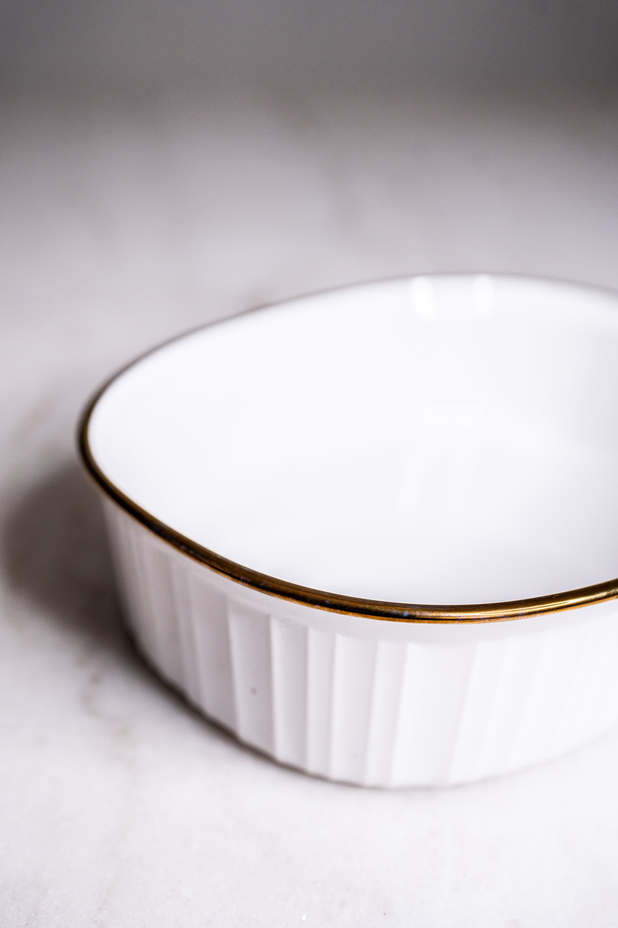 Vintage CorningWare French White 1.8L Oval Baking Dish – Rare Gold Rim (F-4-B)