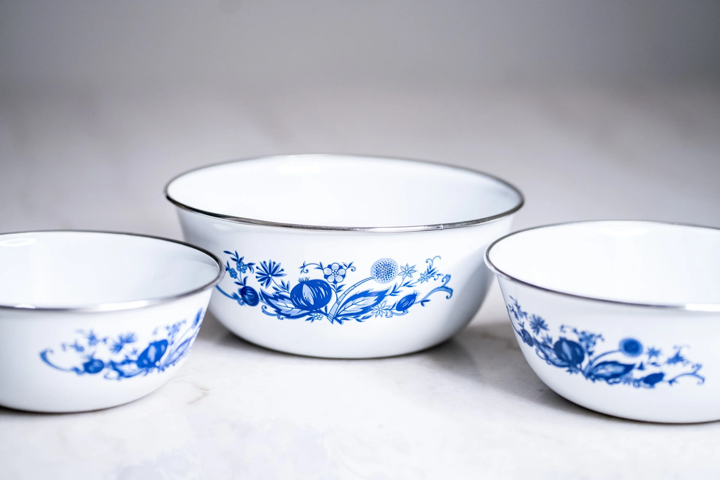 Vintage White Enamel Nesting Mixing Bowls - Blue Onion Floral Pattern (Set of 3)
