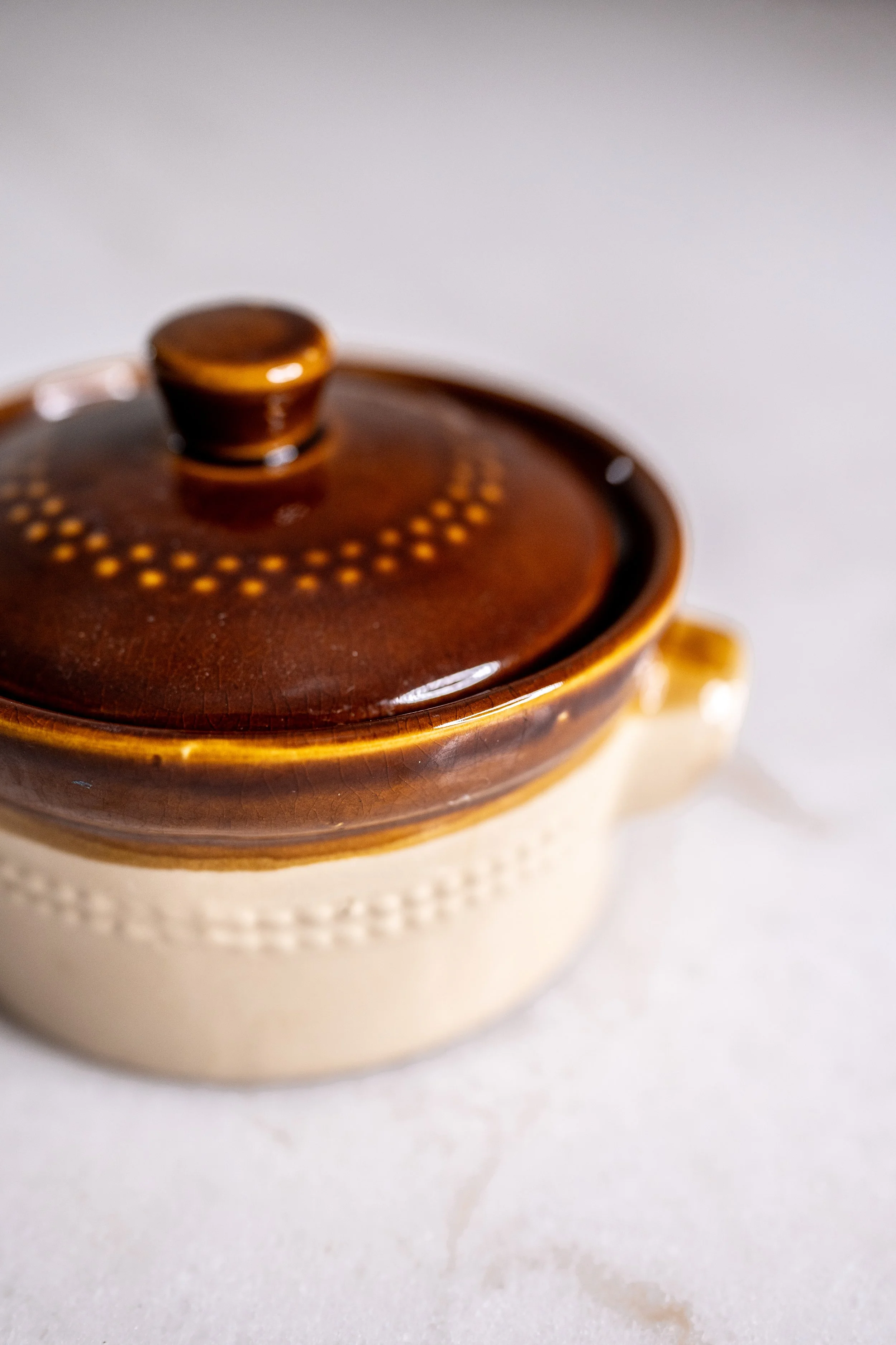 Vintage 1970s Two-Tone Stoneware Lidded Soup Crock – Individual Oven Proof French Onion Bowl with Handle