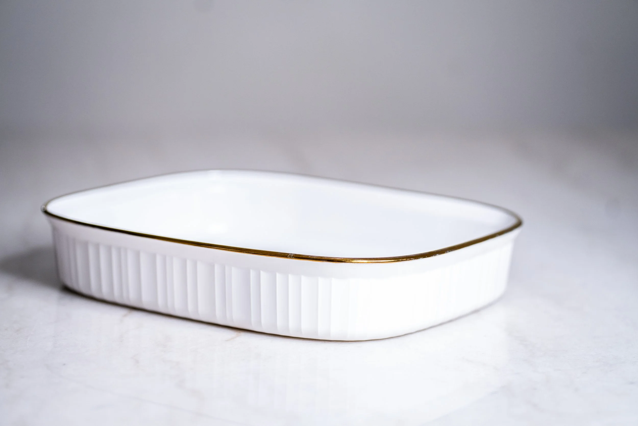 Vintage CorningWare French White 4.5L Baking Dish – Rare Gold Rim Casserole