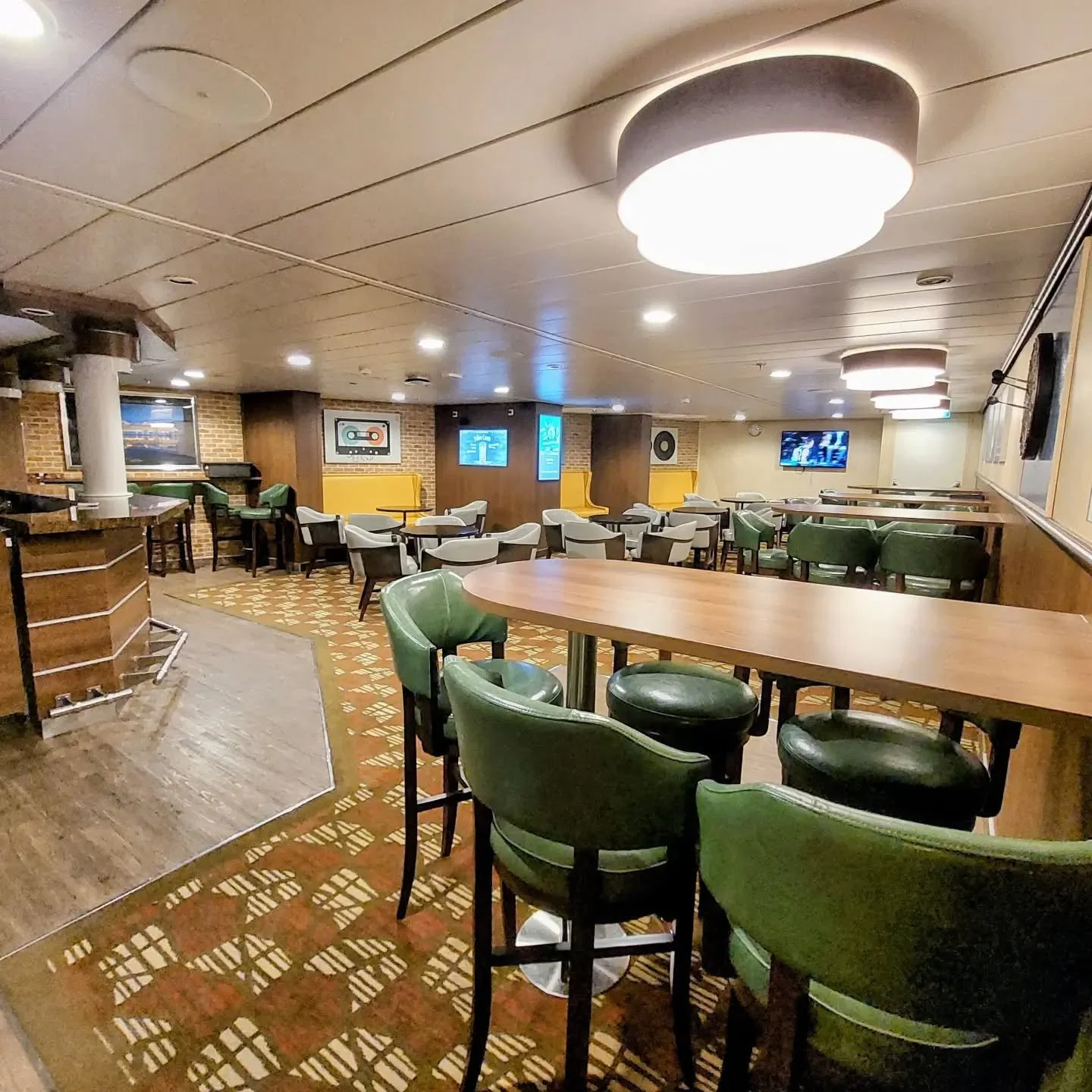 Crew bar, tu punto de reuni&oacute;n a cualquier hora. Ready to head out and hang out with Friends?