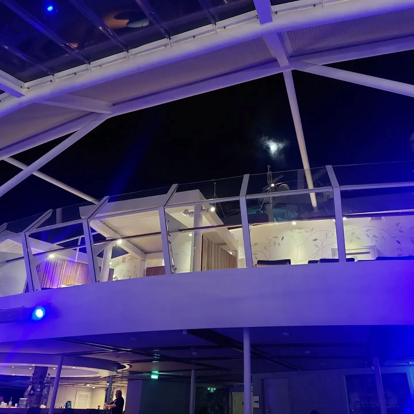 Tu escenario bajo la luz de la luna. Your show on the open sea under the moonlight.

#musiciansonboard #workingoncruiseships
