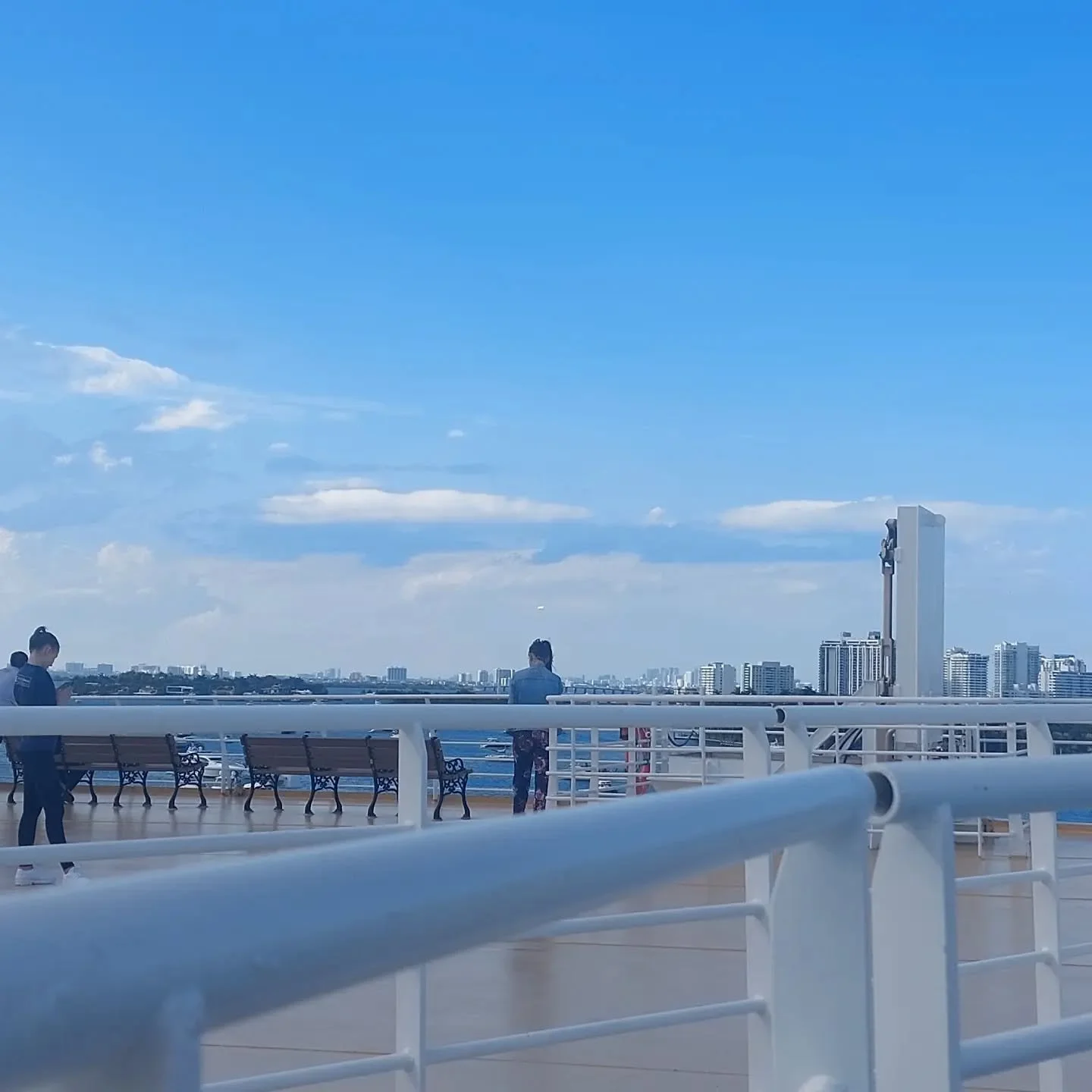 This beautitul open deck just for crewmembers. La belleza de lo simple

#workingoncruiseships #privatedeck #beautifulviews