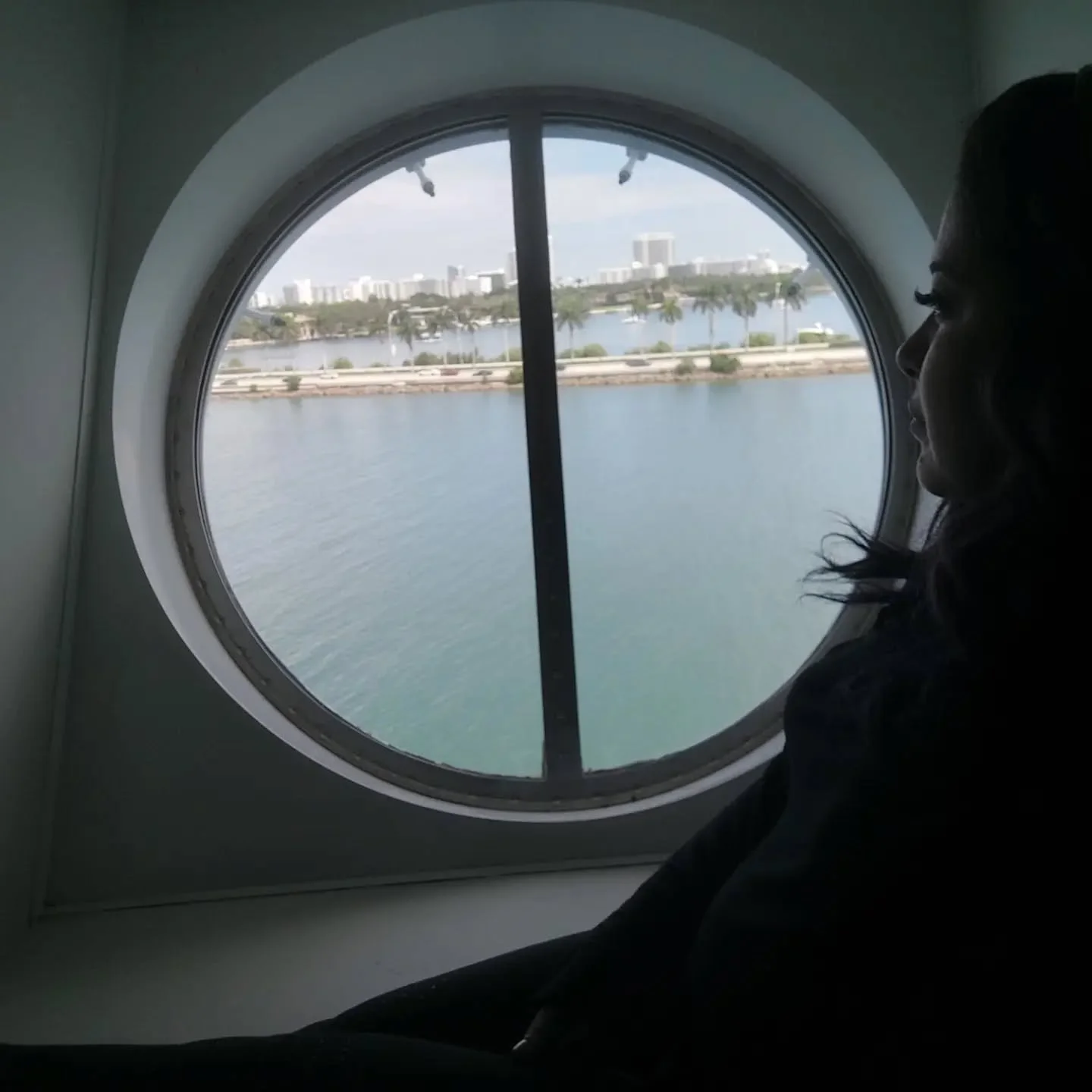The entire world fits through a porthole. La vista tras la ventana ahora tiene diferentes paisajes.

#viajando por el mundo #workingoncruiseships #musiciansonboard