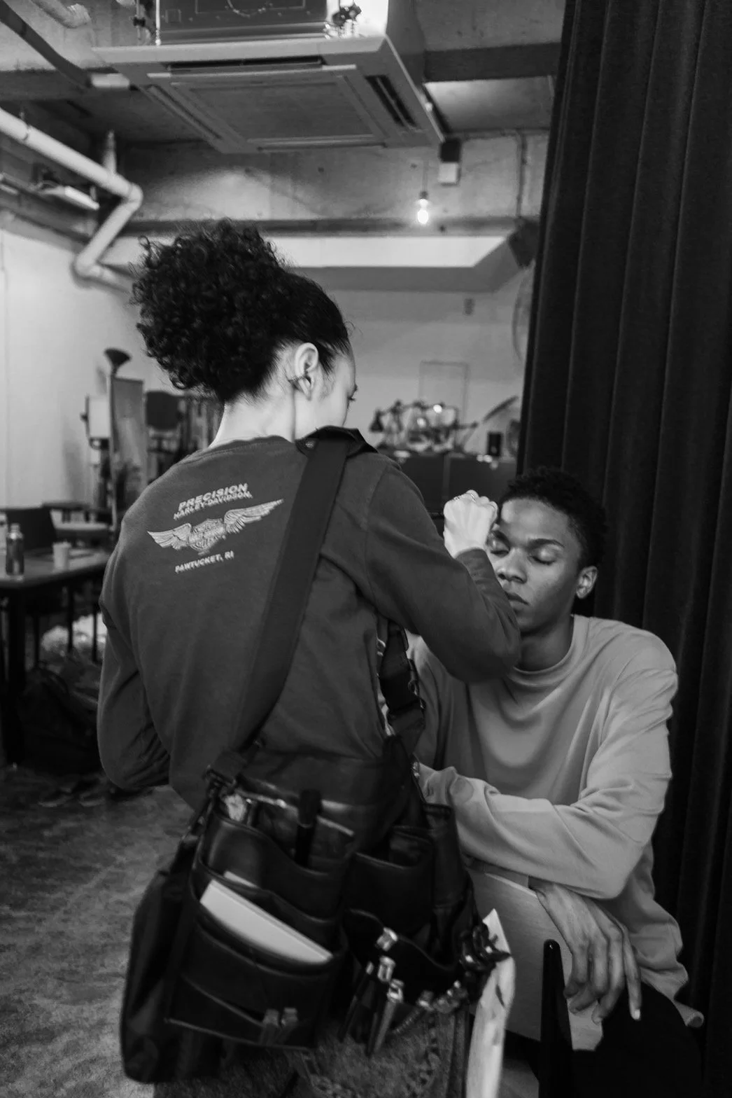 スタジオでメイクをしている女性と、座っている男性。