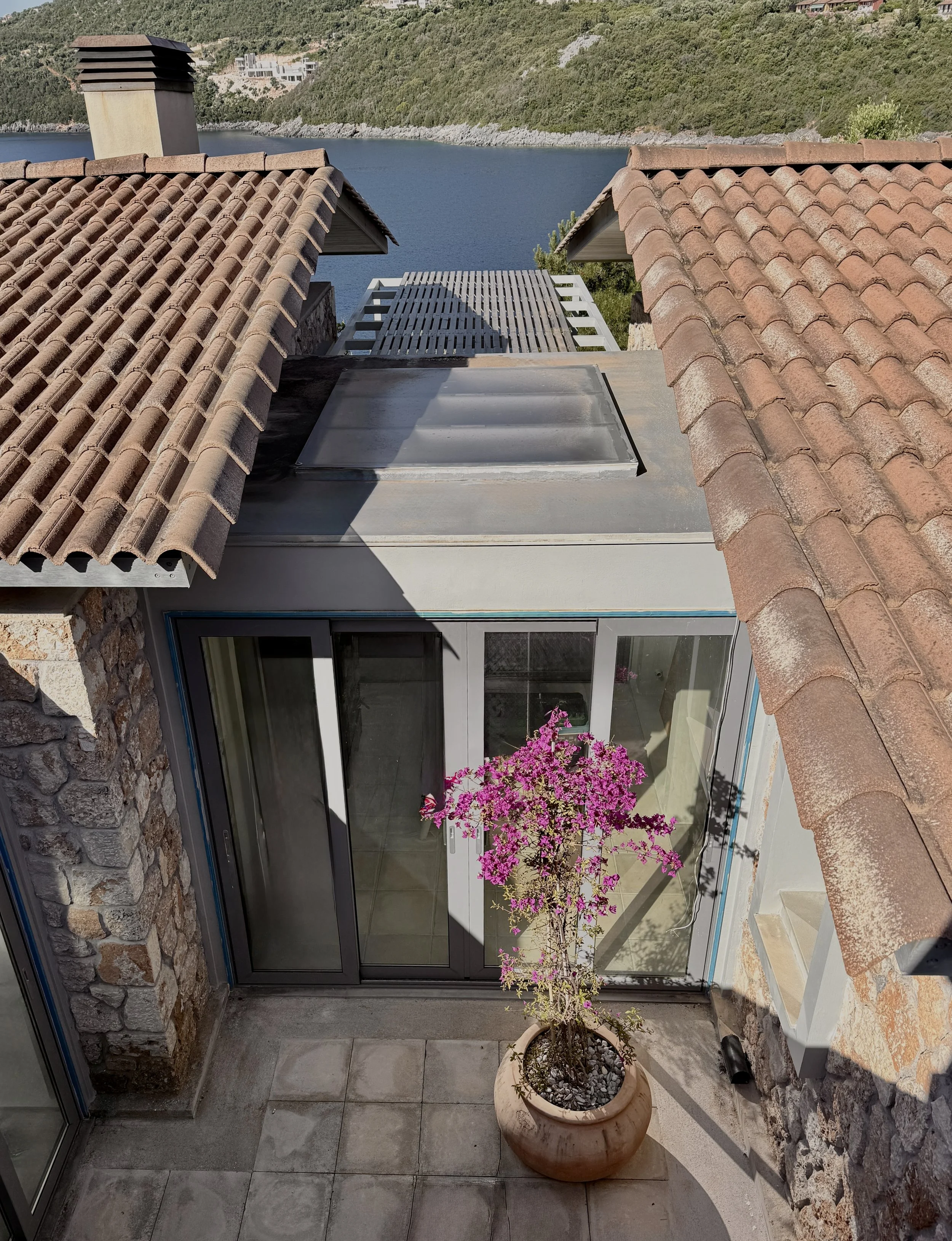 Seamless Indoor–Outdoor Space Linking the Living Area and Master Bedrooms