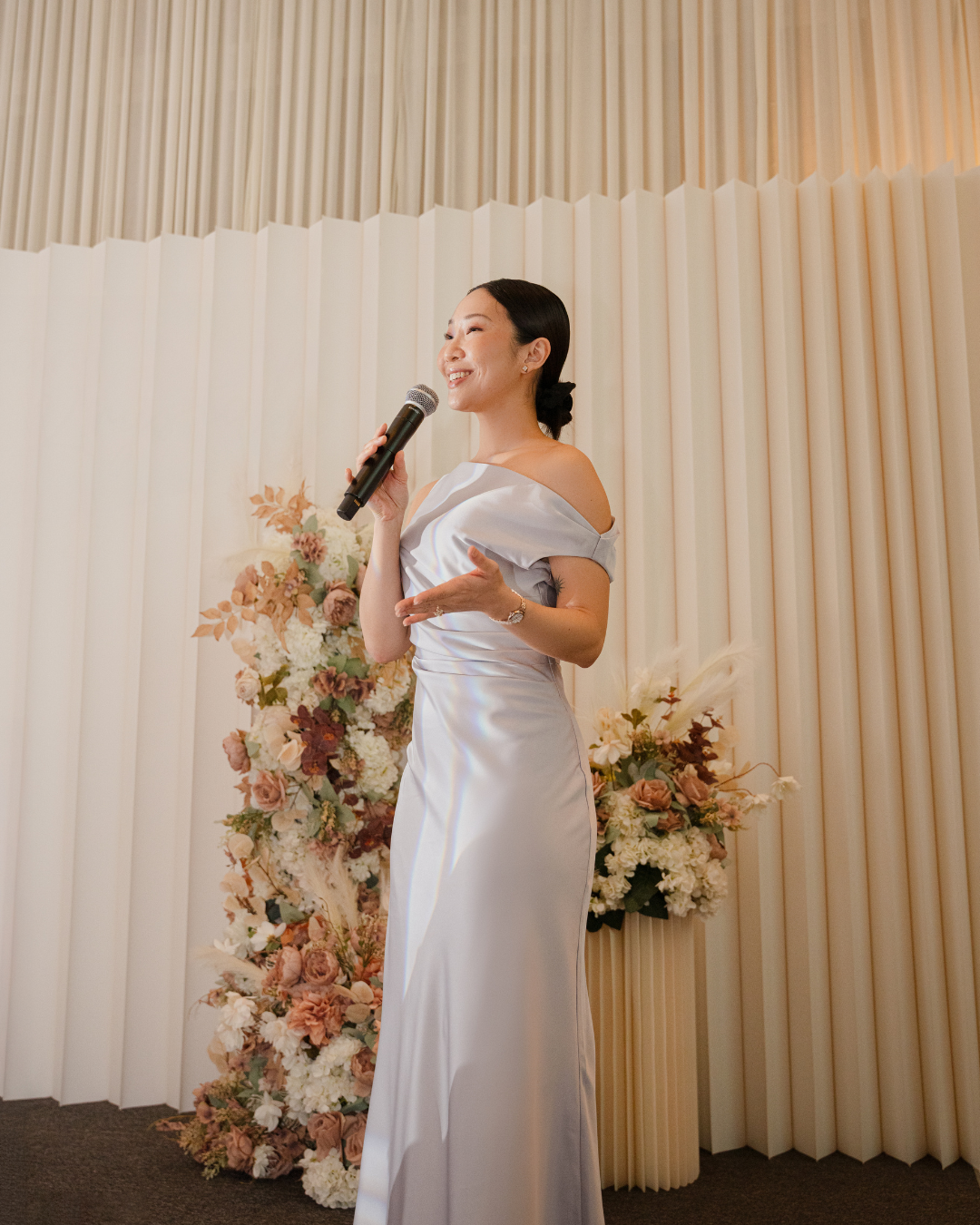 Professional bilingual female emcee in Singapore, specialising in weddings and events. Emcee services in both English and Mandarin available.