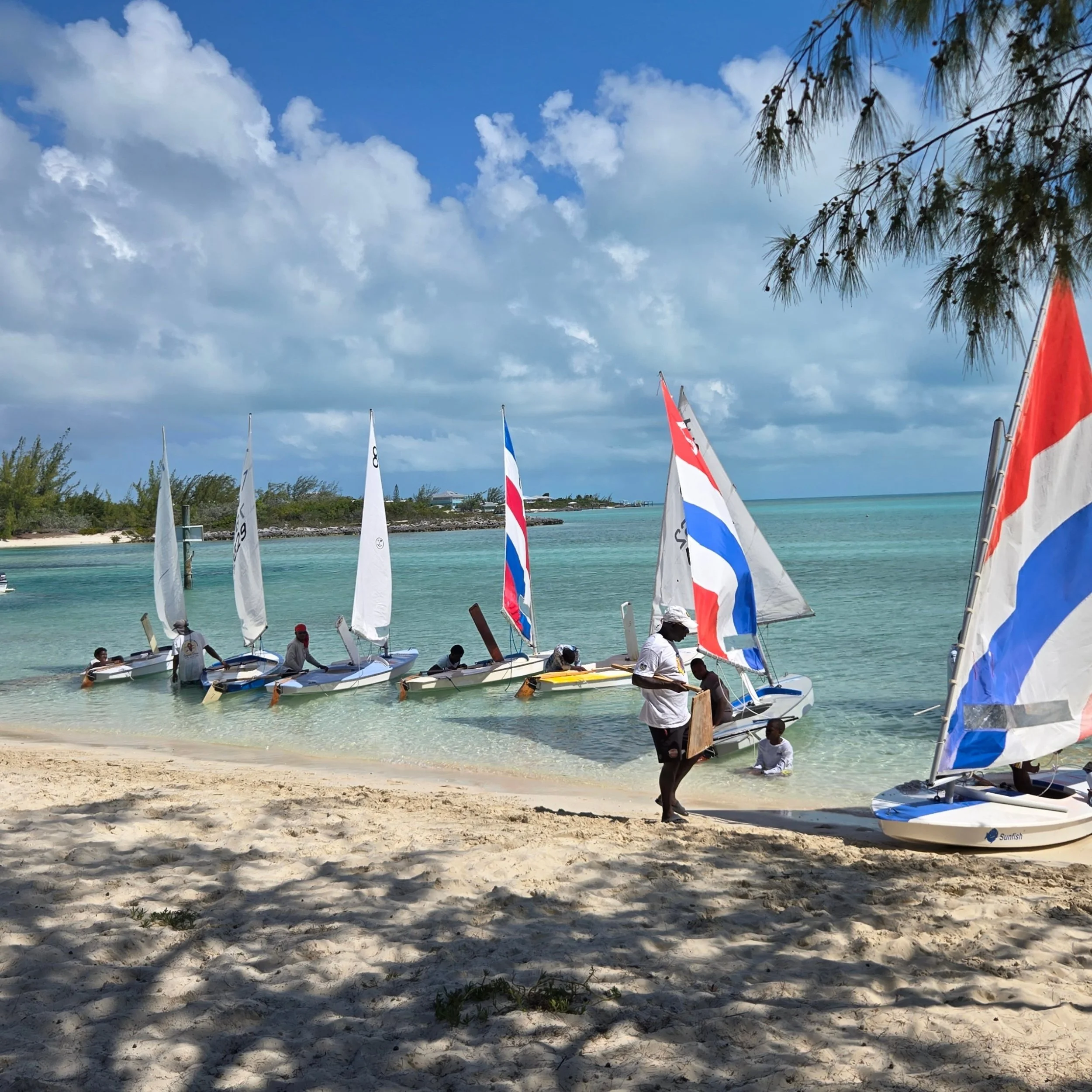 🌊 Seaside &amp; Sailing! ⛵️ The Staniel Cay Youth Sailing Club hosted a sunfish competition at the beach next to @stanielcayseaside over the Bahamian Labour Day holiday weekend. 🇧🇸 Sailing, sun, swimming, food, drinks and music - a great time was 