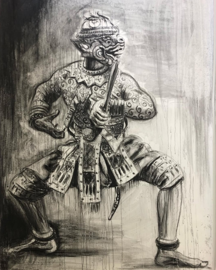 Une œuvre d'art représentant un guerrier ou un personnage mythologique assis, avec un masque ou un visage décoré, tenant une arme ou un objet en main, dans un style monochrome avec des détails ornés et un fond aux textures variées.