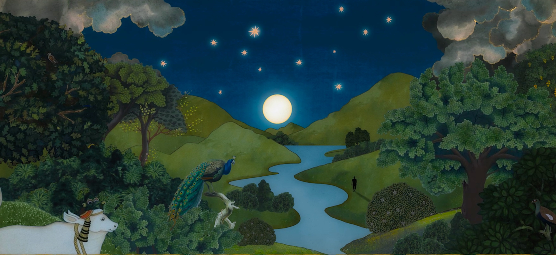 Ilustração de uma paisagem com árvores, um rio, montanhas e um céu estrelado com lua cheia. Um homem caminha na margem do rio, próximo a animais. A ilustração é um frame da animação presente no filme "Amor Radical", sobre a vida de Satish Kumar.