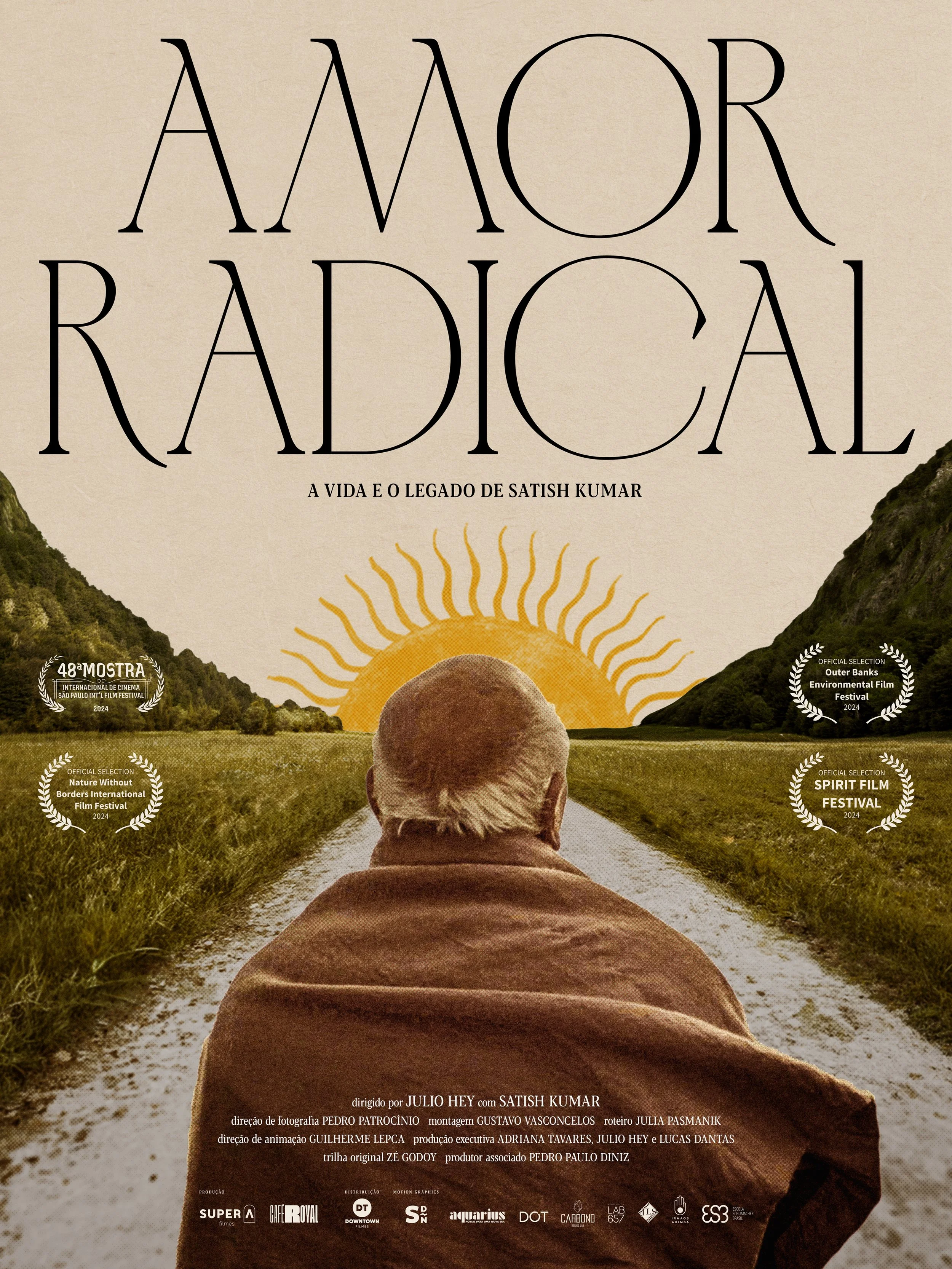 Poster do filme 'Amor Radical'. O pôster mostra uma pessoa com cabelo grisalho de costas em uma uma paisagem natural. A ilustração de um sol indica o caminho. A imagem inclui menções a festivais de cinema e prêmios, e créditos de produção e equipe.