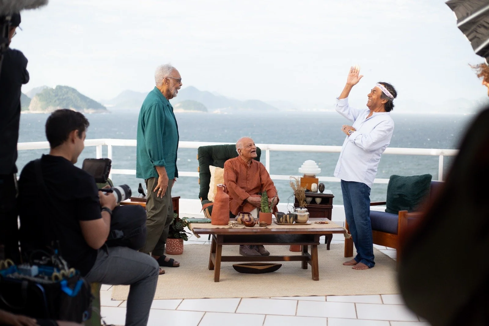 Gilberto Gil, Satish Kumar e Ailton Krenak em gravação no Rio de Janeiro.