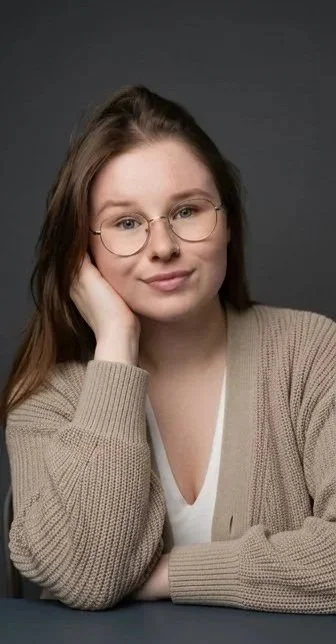 Porträtfoto von Gabi Wenzl, Sexualwissenschaftlerin und Fortbildungsreferentin aus Hamburg, mit offenem und freundlichem Blick vor dunklem Hintergrund.