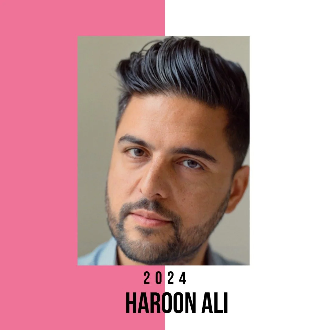In 2024 hield schrijver en journalist Haroon Ali de Mosse Lezing onder de titel Onder &eacute;&eacute;n vlag?

De titel stelt een vraag over gemeenschap. Wie wordt meegenomen onder een regenboogvlag, en wie voelt zich daar minder vanzelfsprekend thui