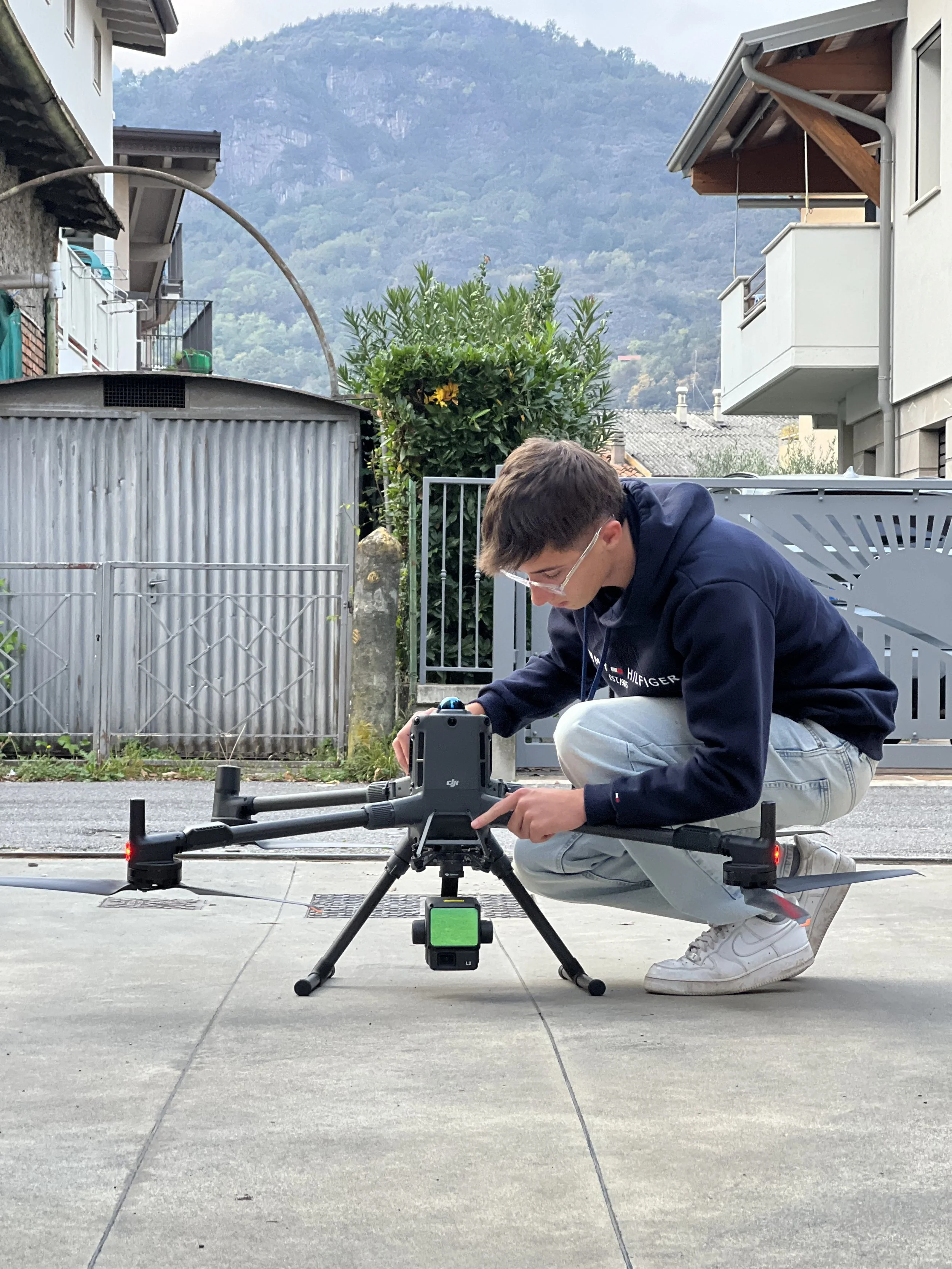 Drone professionale per rilievi LiDAR, ispezioni tecniche, topografia, fotogrammetria e riprese aeree ad alta precisione in tutta Italia.