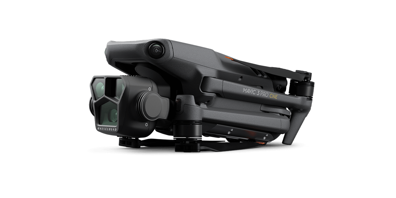 Drone DJI Mavic 3 Pro in posizione orizzontale su sfondo nero.