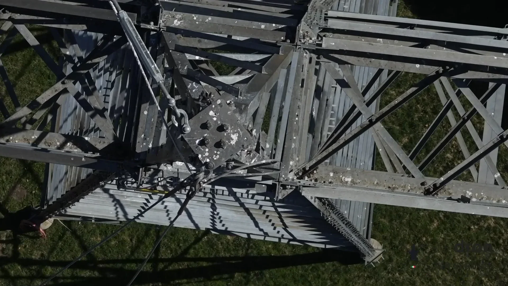 Ispezione drone di traliccio e linea elettrica con riprese aeree ad alta definizione per controllo strutturale, manutenzione elettrodotti, verifica bulloneria, corrosione, componenti tecnici e monitoraggio infrastrutture energetiche. Servizio profess
