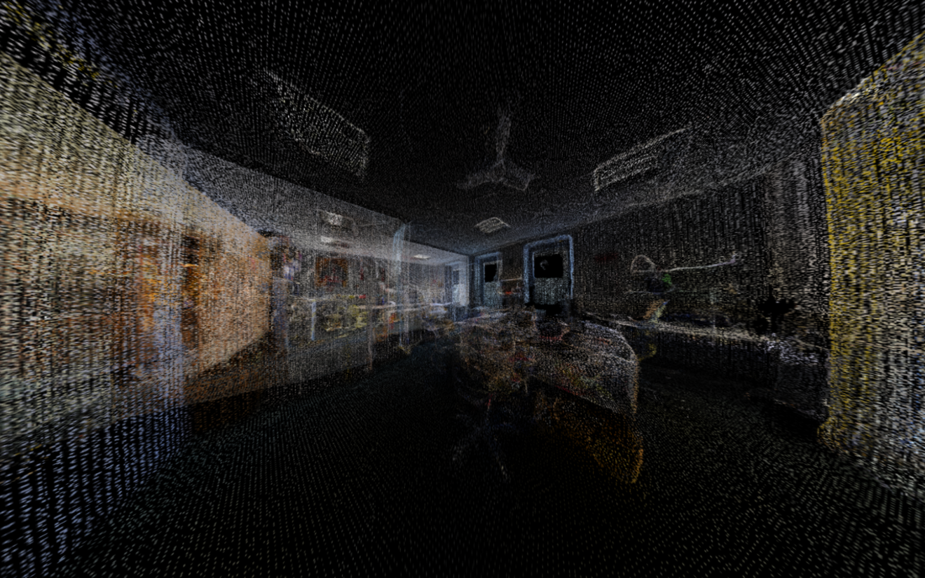 Interno di una stanza con pareti ricoperte di cassette e oggetti vari, illuminata da luce naturale
