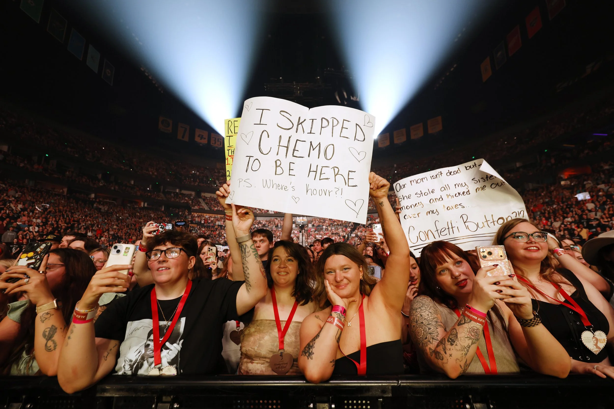  NASHVILLE, TENNESSEE - MAY 25: Fans celebrate as Alex Warren kicks off "Finally Finding Family on the Road" Tour in Nashville at Bridgestone Arena on May 25, 2026 in Nashville, Tennessee. (Photo by Jason Kempin/Getty Images for Live Nation) 