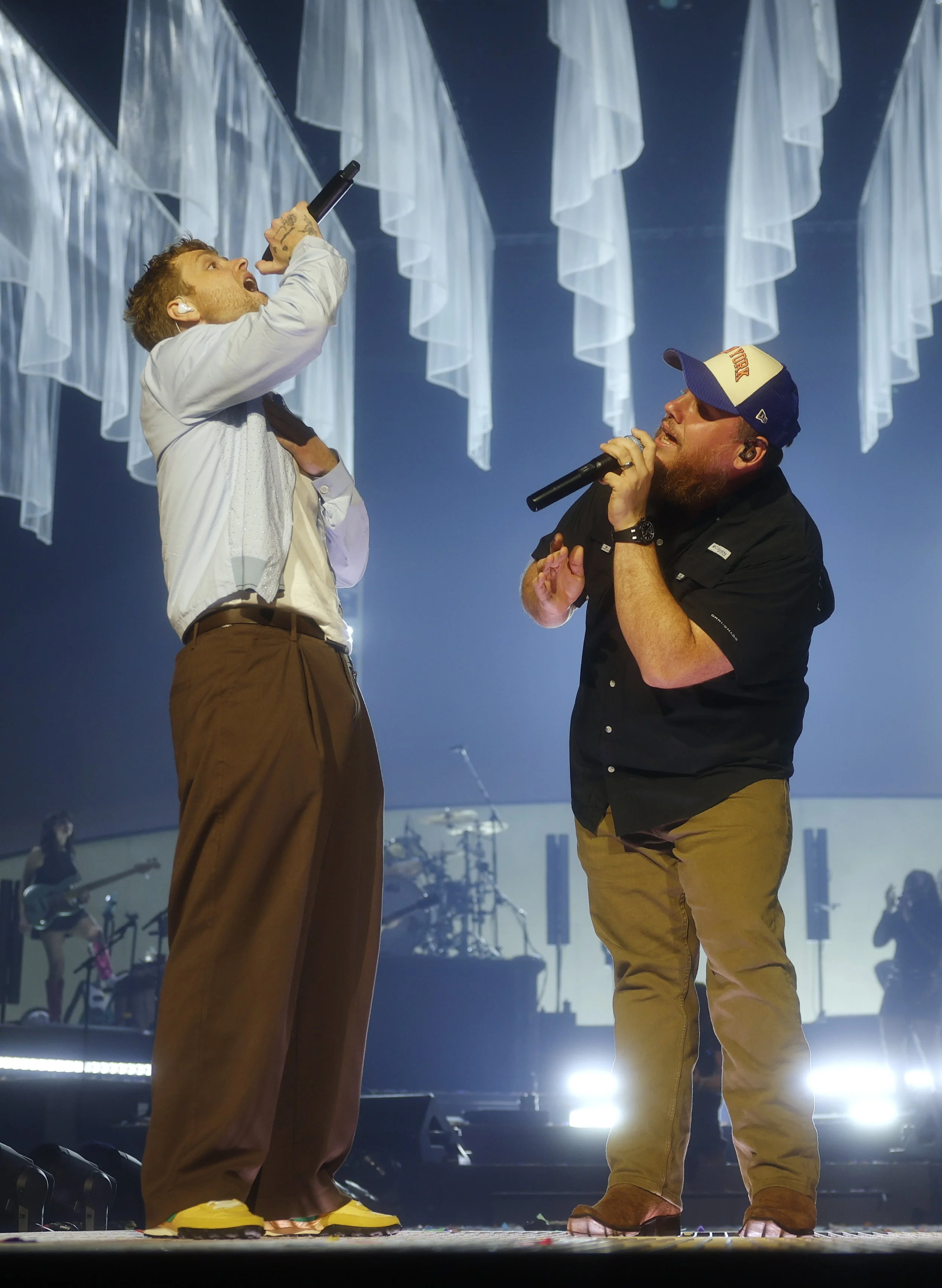  NASHVILLE, TENNESSEE - MAY 25: Luke Combs (R) joins Alex Warren onstage as he kicks off "Finally Finding Family on the Road" Tour in Nashville at Bridgestone Arena on May 25, 2026 in Nashville, Tennessee. (Photo by Jason Kempin/Getty Images for Live