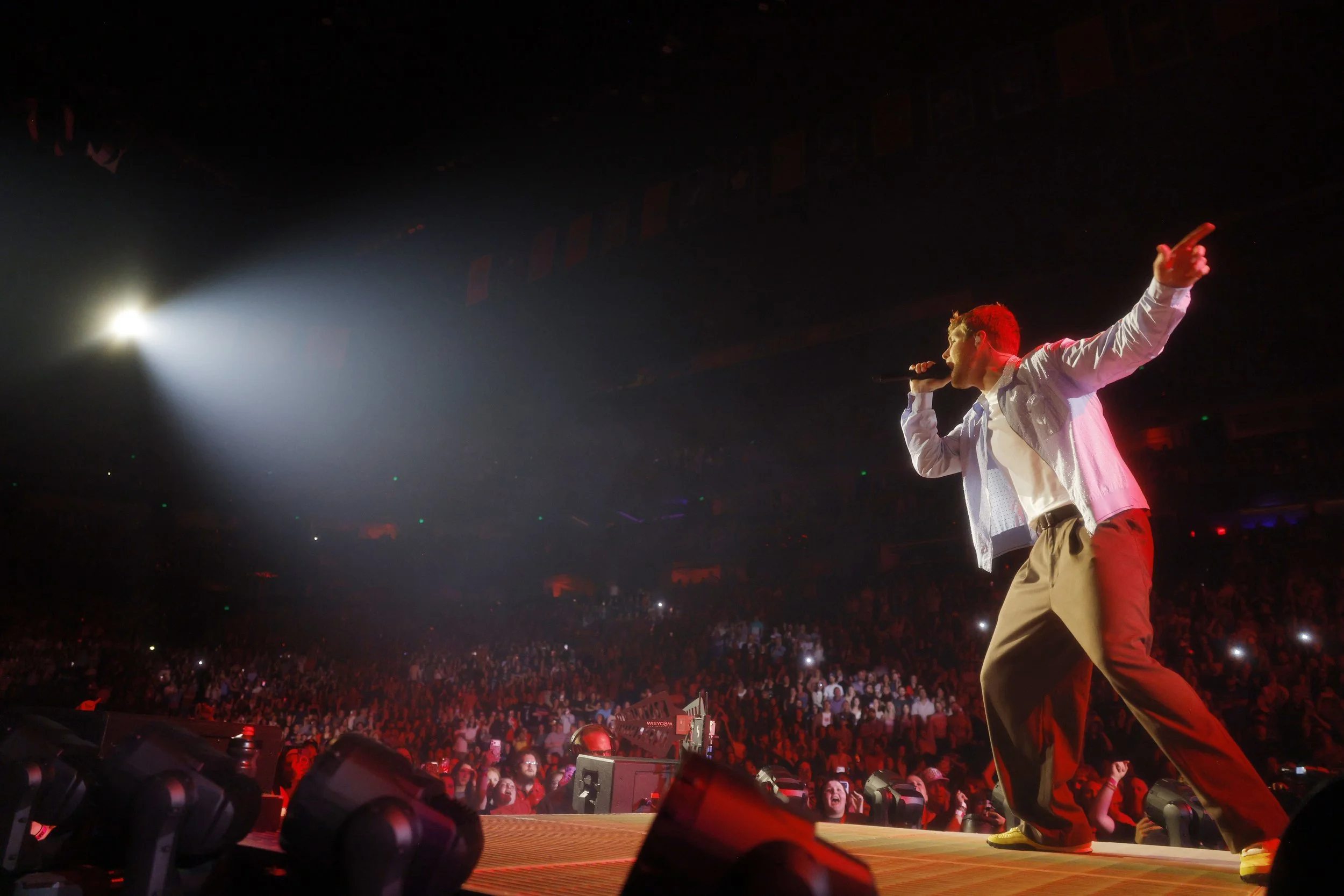 Alex Warren Sells Out His North American Arena Debut