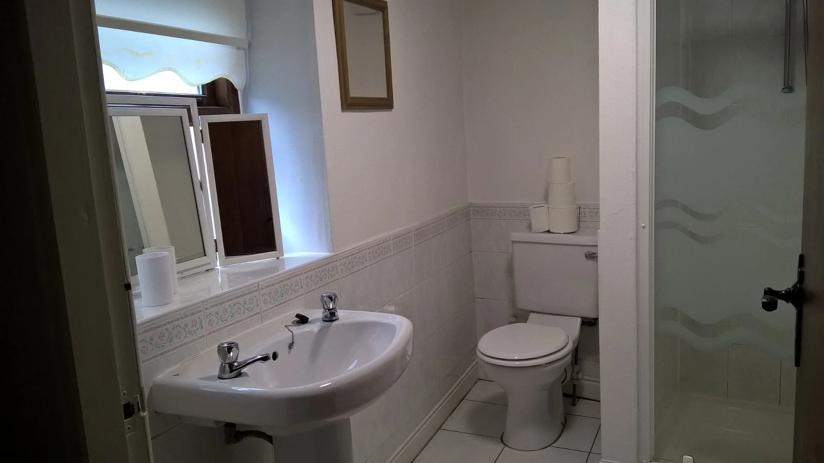 Walk-in wet room, ground floor bathroom, power shower, 3 bathrooms, modern amenities, accessible shower, muddy boots friendly.
Three modern bathrooms including a convenient ground-floor wet room.