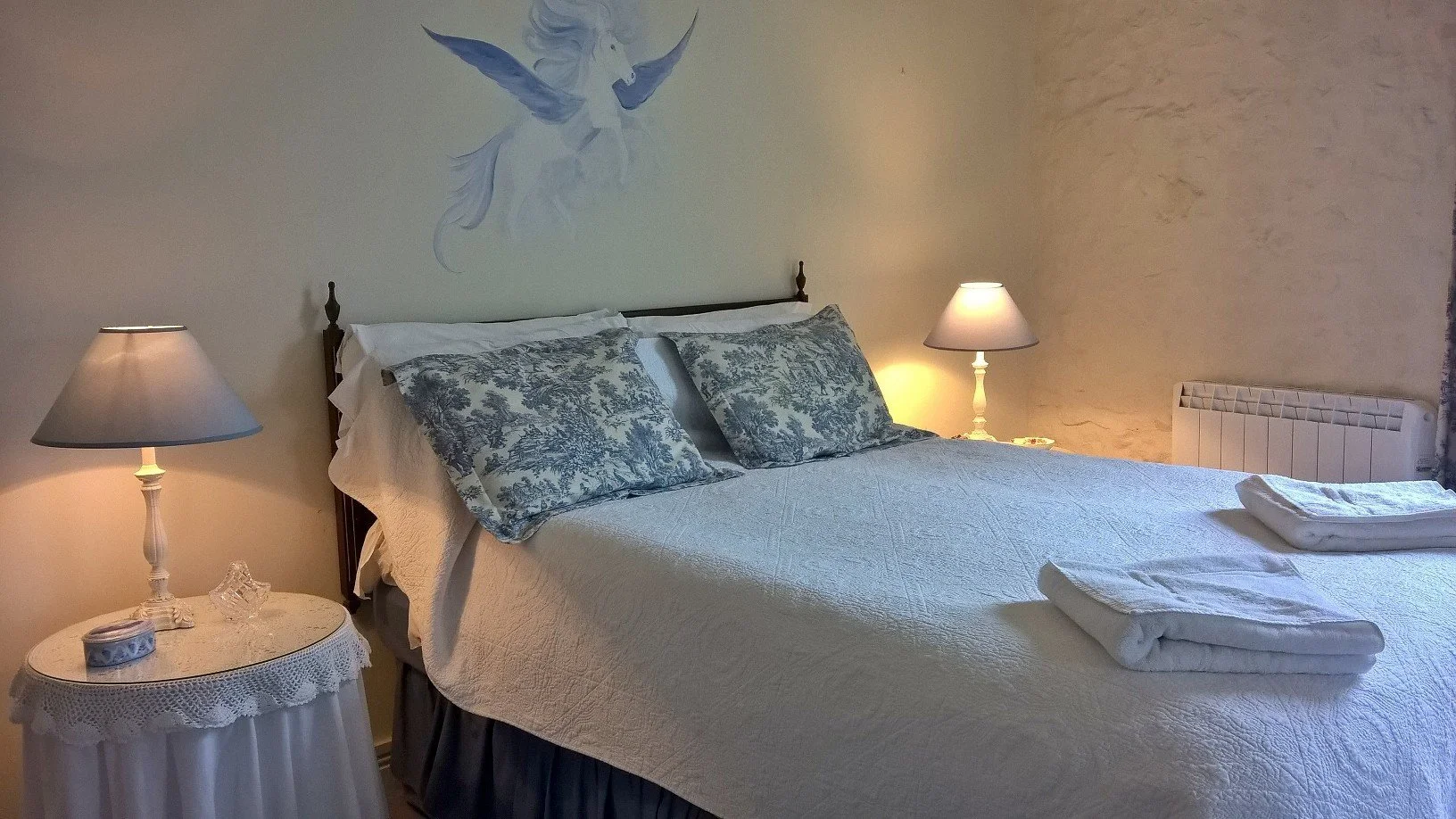 Flexible sleeping, twin rooms, double bedrooms, premium linens, quiet location, heritage bedrooms, Pegasus room.
Four spacious bedrooms with flexible bed configurations for up to 10 guests.