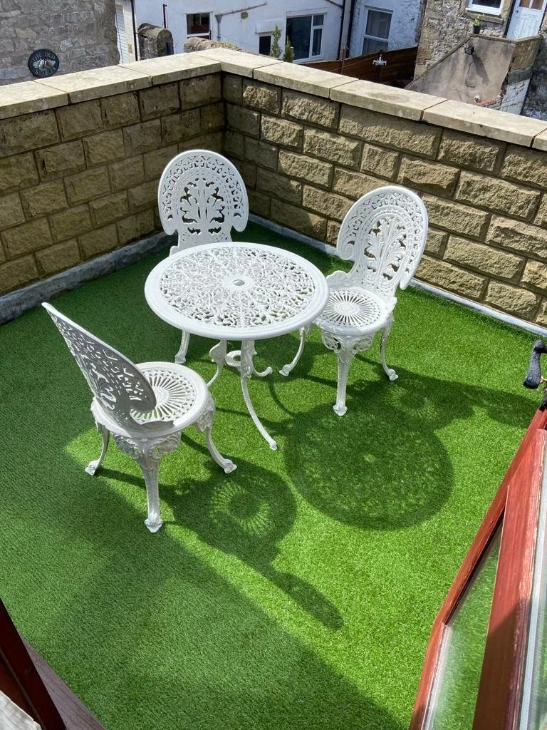 Secure garage, bike storage, private terrace, outdoor seating, central Buxton parking, electric garage door, bike-friendly accommodation.
Secure garage parking and bike storage in central Buxton.