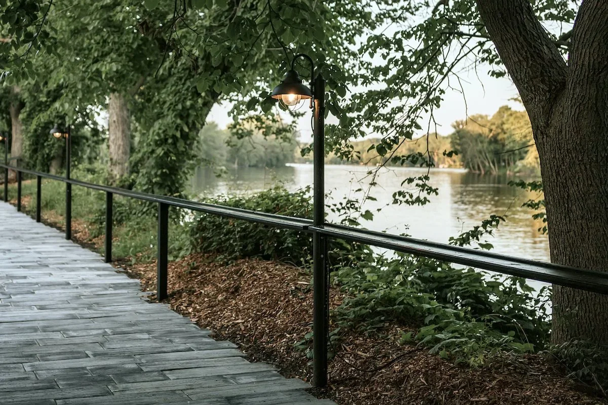 Boardwalk_Sunset+Lamp+River+Backdrop+(BW).webp