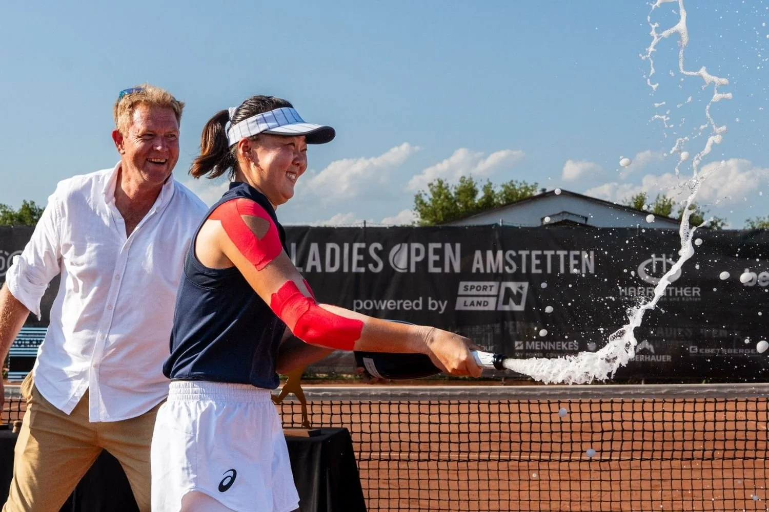 Turnierdirektor Thomas Dappers mit Doppelsiegerin Shuo Feng aus China bei der Siegerehrung der Ladies Open Amstetten 2025.