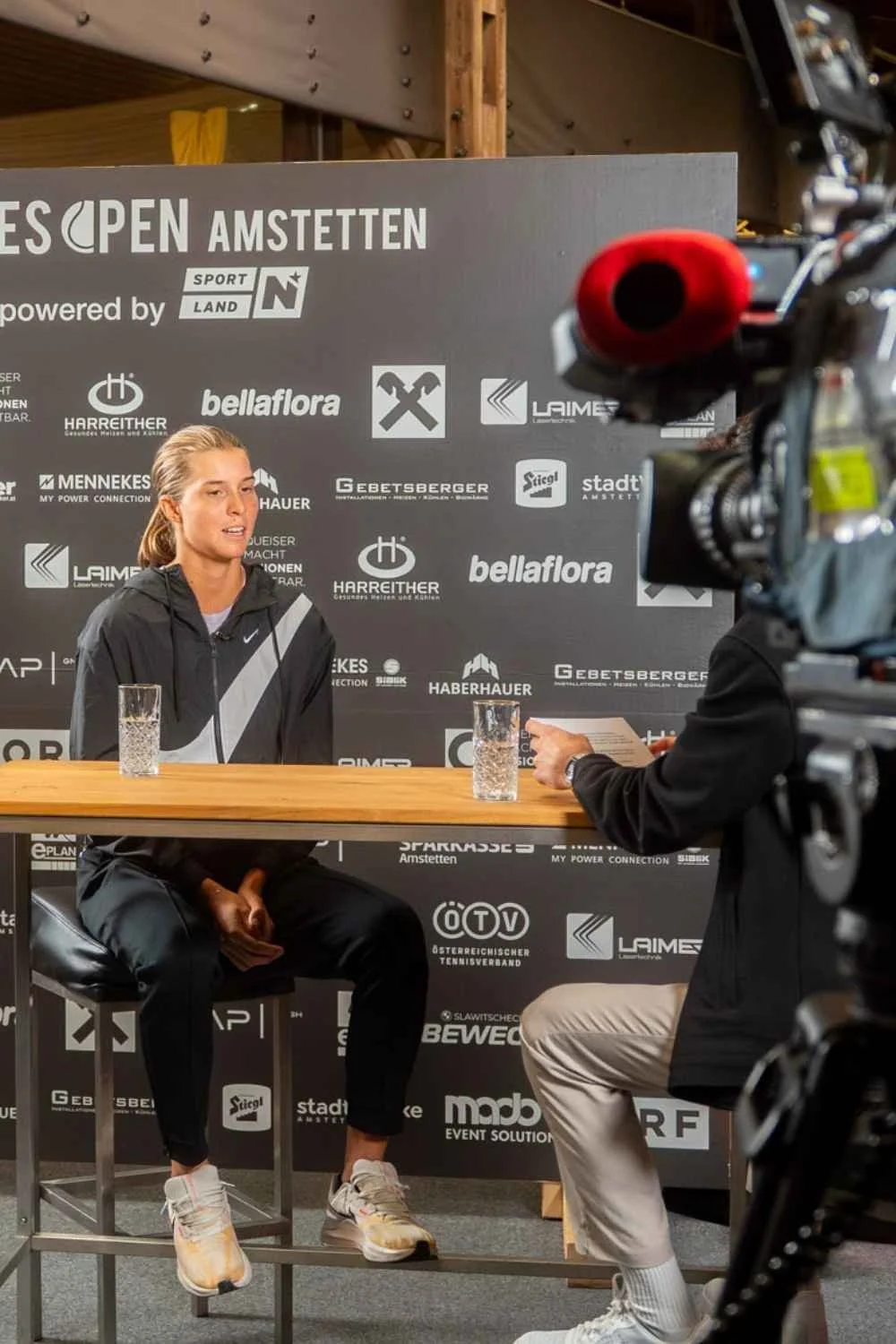 Lilli Tagger wird bei den LADIES OPEN Amstetten 2025 vom ORF interviewt.