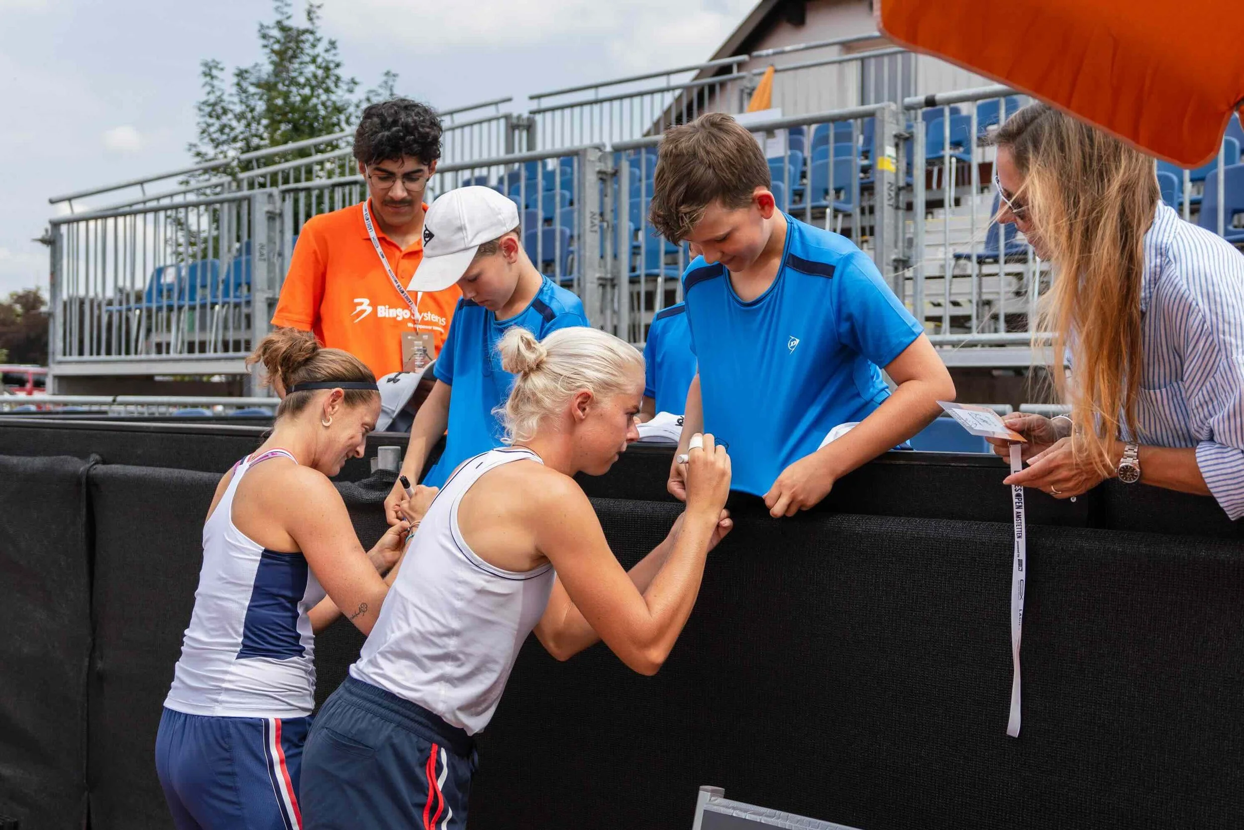 Yvonne Cavalle-Reimers und Eva Vedder unterschreiben Autogramme für ihre Fans in Amstetten.