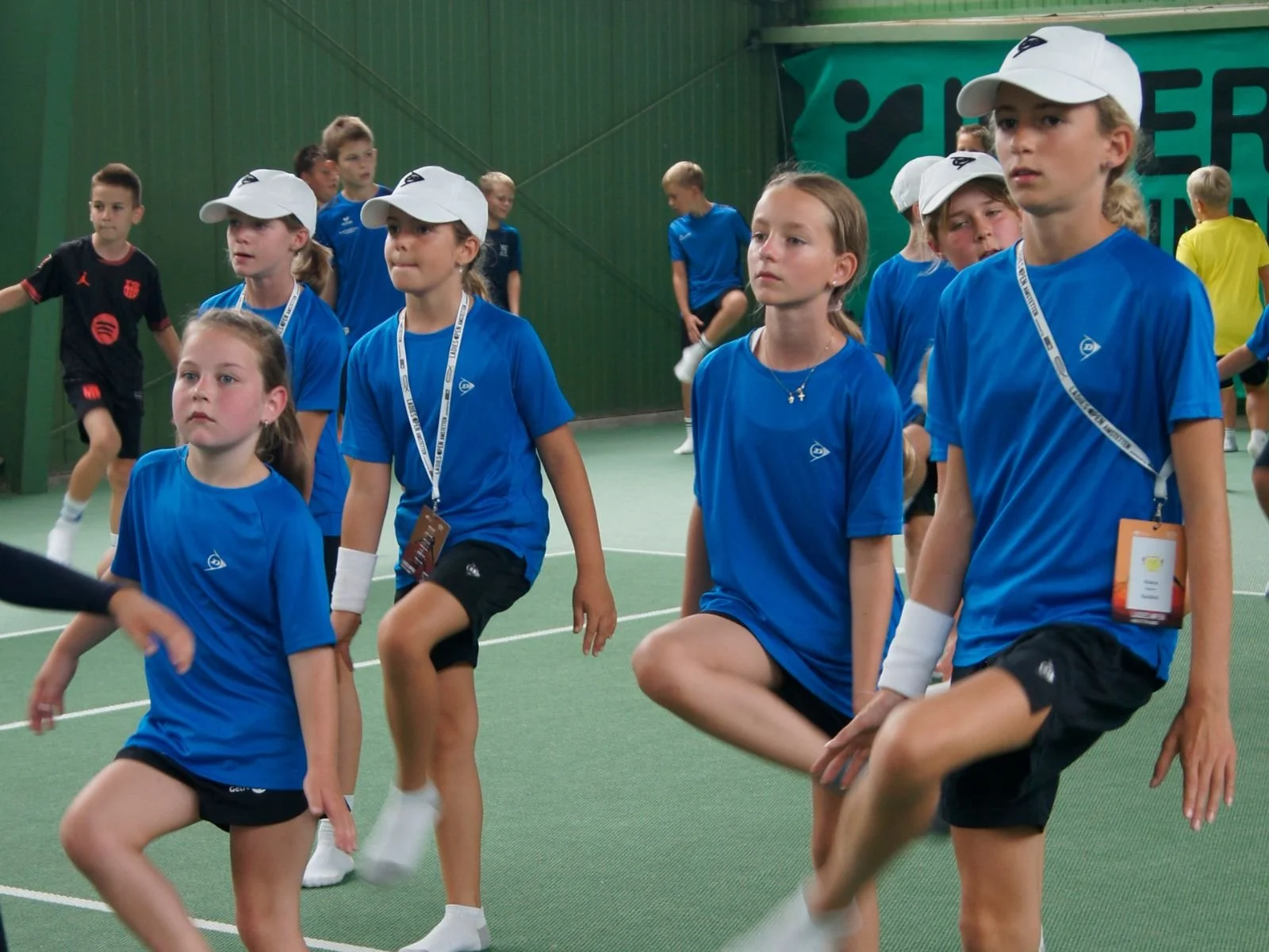 Viele Jugendliche wärmen sich im Rahmen des KIDS DAY bei den LADIES OPEN Amstetten 2025 gemeinsam auf.