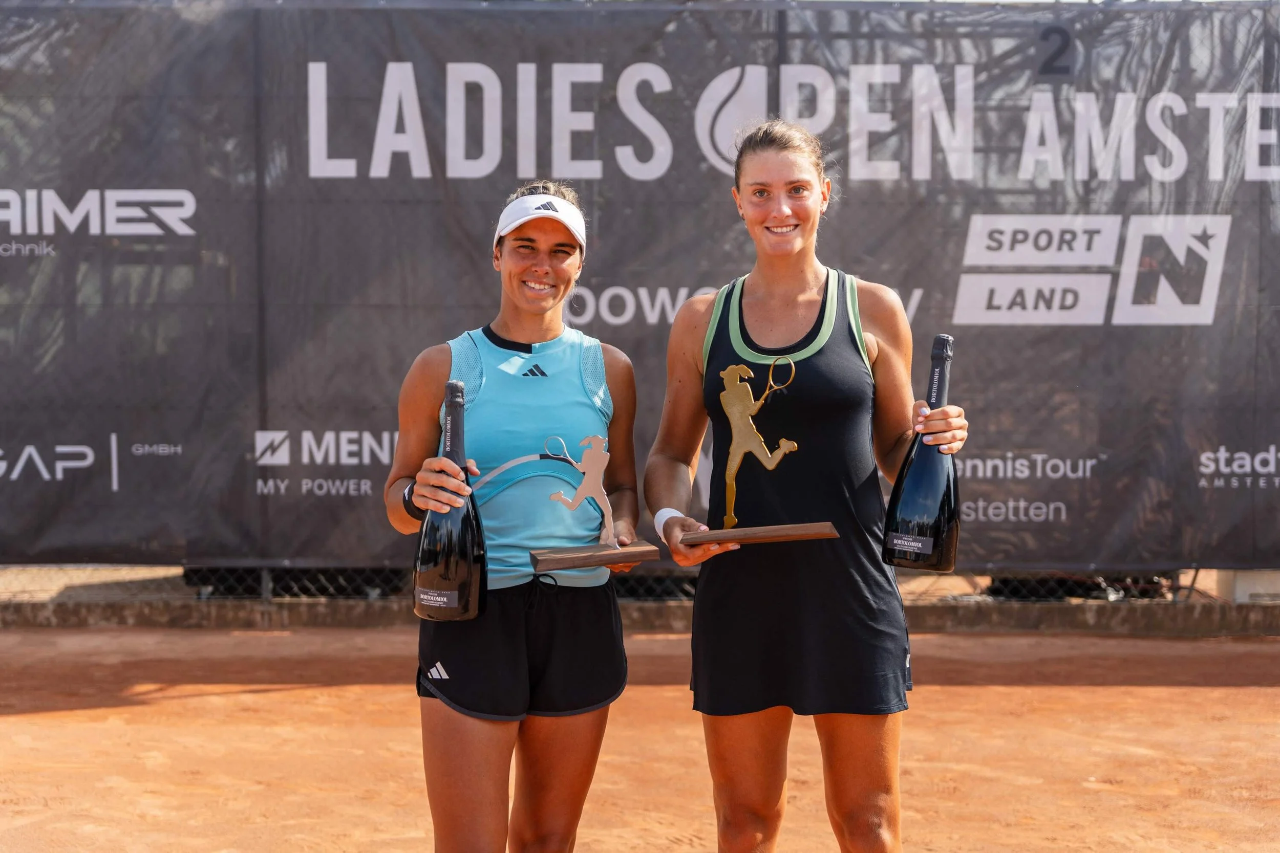 Siegerinnenfoto des Einzel-Finales der LADIES OPEN Amstetten 2024: Rechts im Bild Siegerin Elena Pridankina mit ihrer Finalgegnerin Valeriya Strakhova.