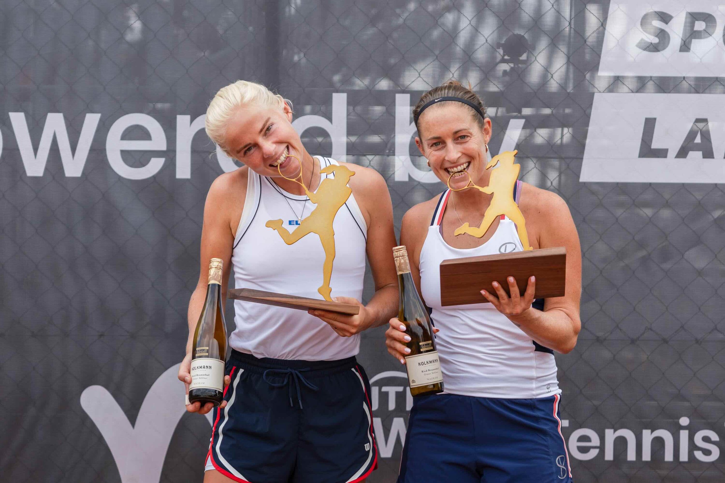 Eva Vedder und Yvonne Cavalle-Reimers nach ihrem Sieg im Doppel-Finale der LADIES OPEN Amstetten.
