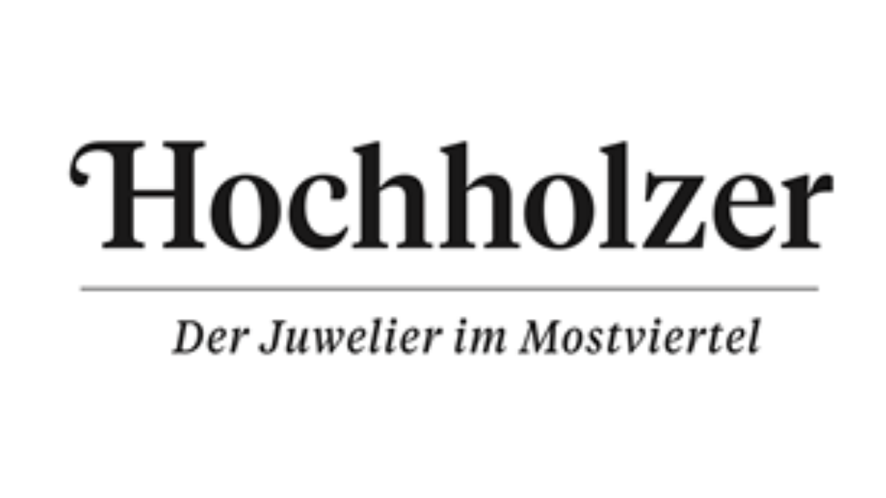 Logo mit schwarzem Hintergrund, weißen Bereich mit schwarzen Texten; Schriftzug 'Hochholzer', darunter in kursiver Schrift 'Der Juwelier im Mostviertel'.