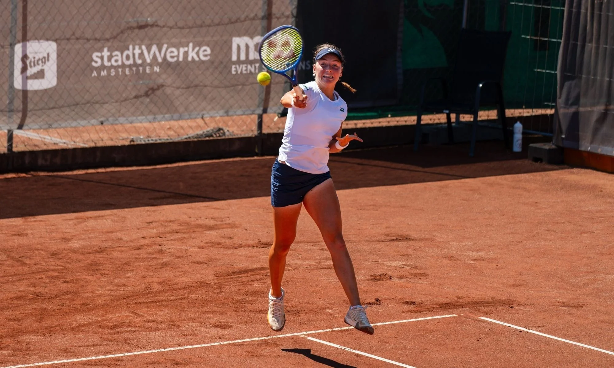 Teodora Kostović (SRB) – U18-Europameisterin 2024 und ehemalige Nummer 6 der Juniorinnen-Weltrangliste beim Schlag.