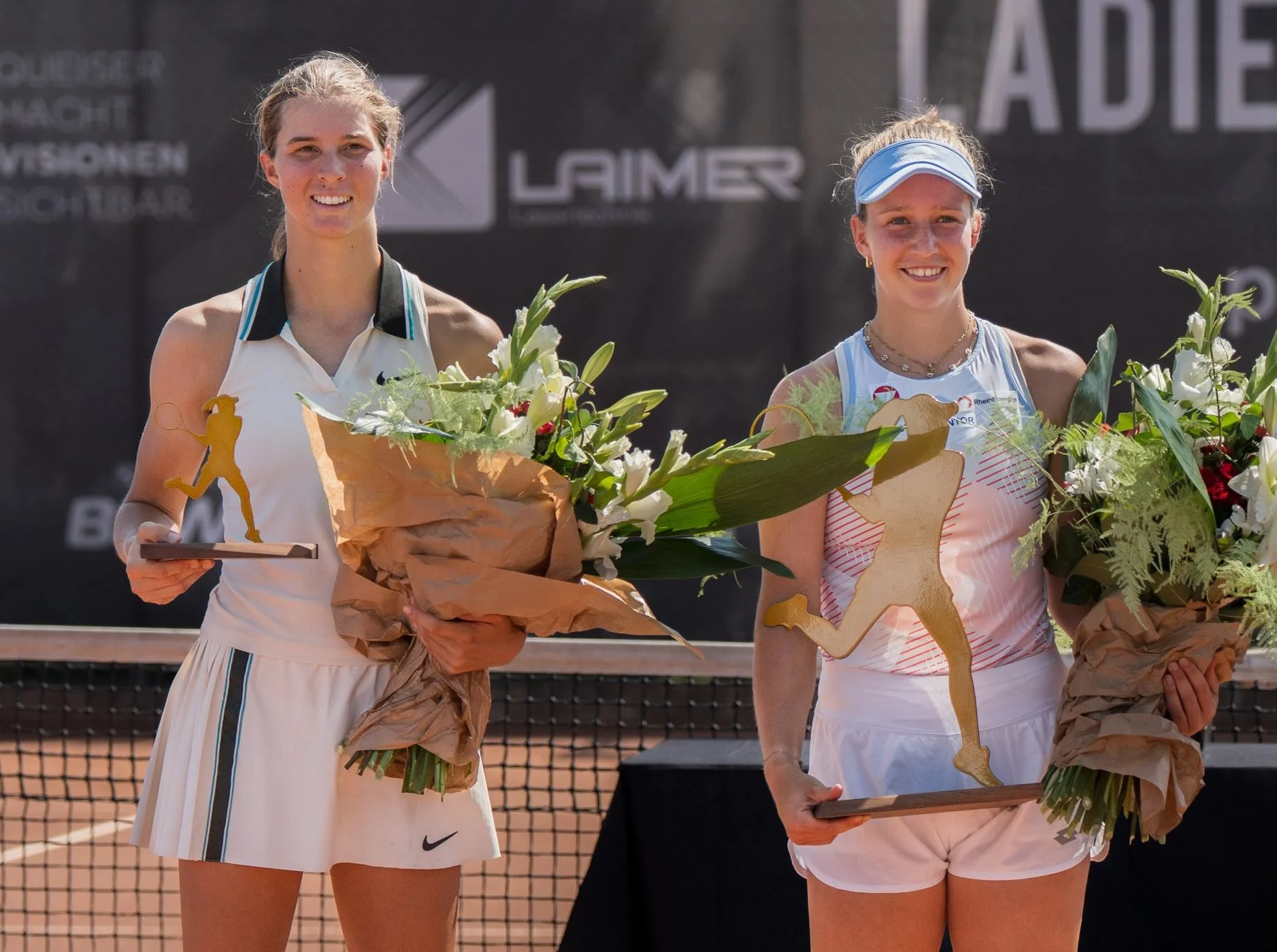 LADIES OPEN Amstetten 2025: Gewinnerin Sinja Kraus und Finalistin Lilli Tagger mit ihren Trophäen nach dem Finale auf dem Center Court.