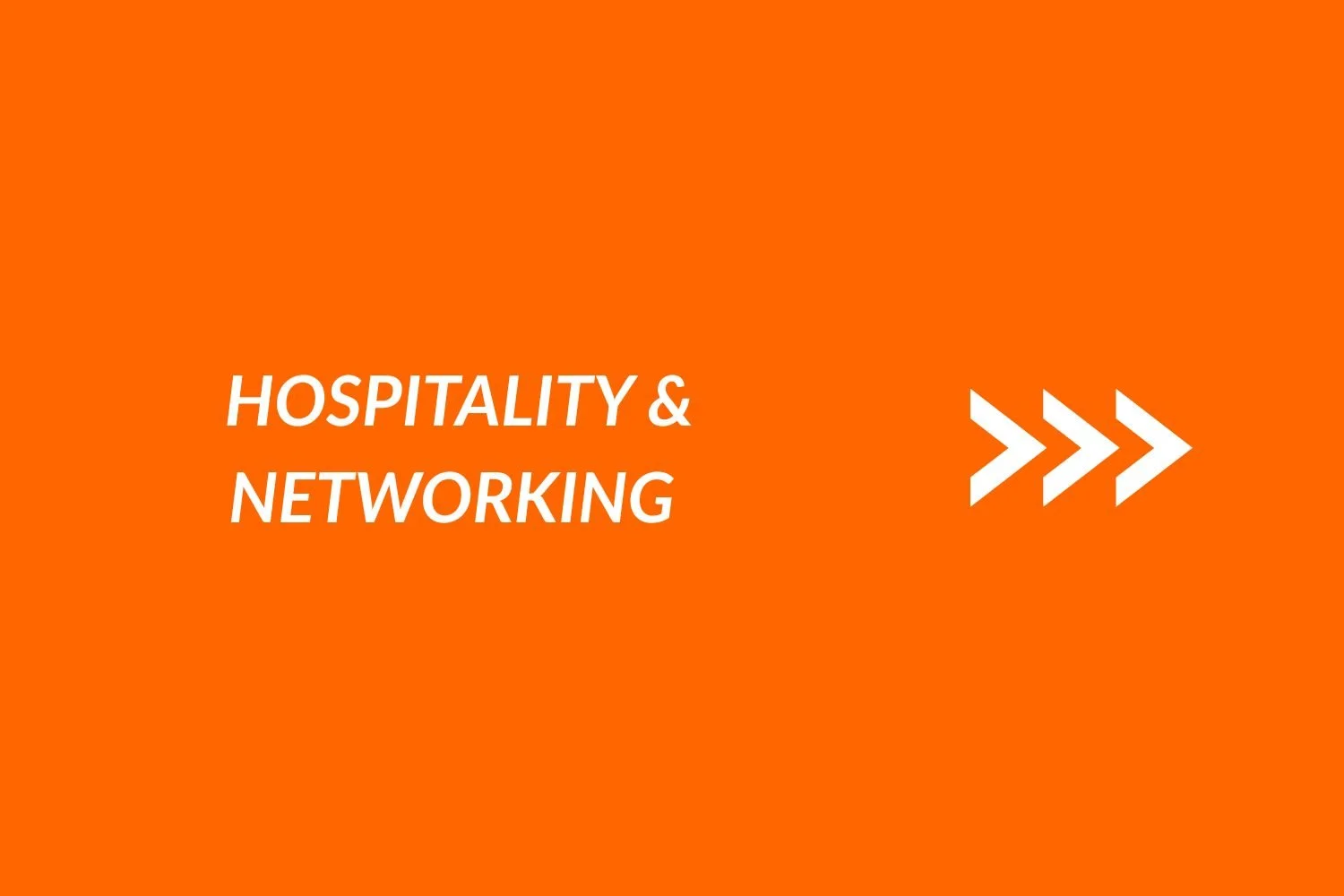 Ein orangefarbener Hintergrund mit weißen Texten, die 'HOSPITALITY & NETWORKING' heißen, und drei weiße Pfeile nach rechts.