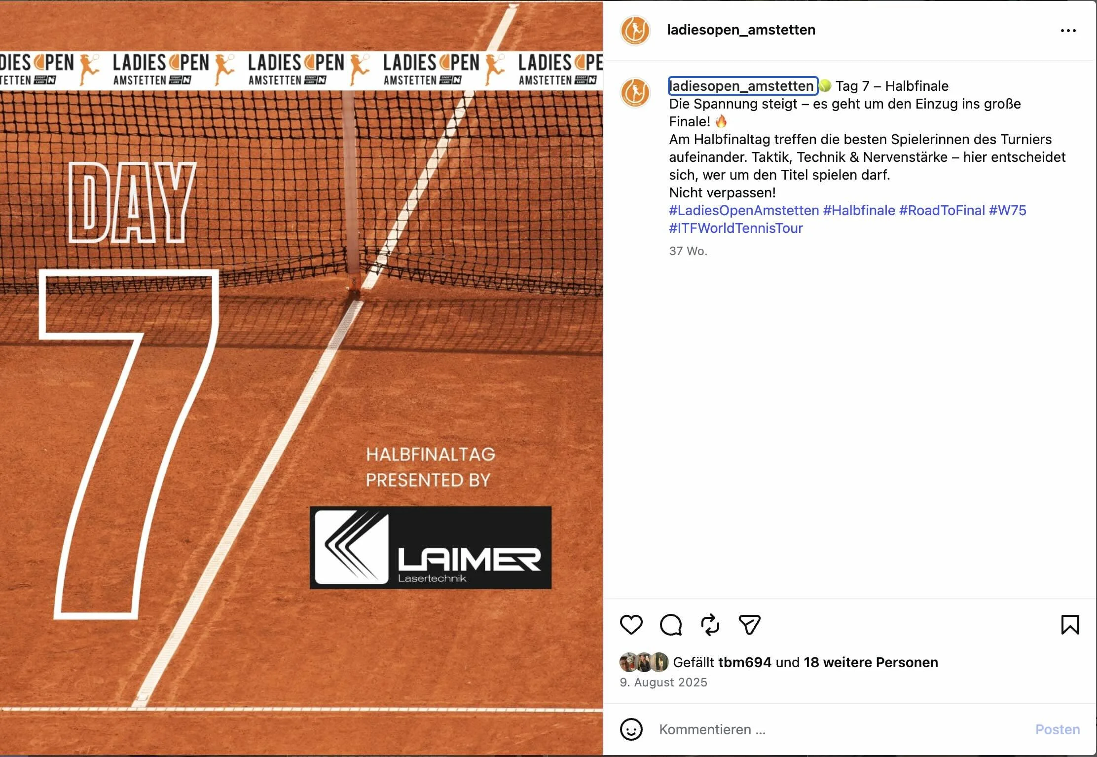 Fotografie eines Tennisnetz auf einem roten Sandplatz bei den Damen Open Amstetten, Halbfinale. Es sind Schuhe und Linien auf dem Platz sichtbar. Es sind Werbebanner und Logos zu sehen, darunter Laimer Lasertechnik.