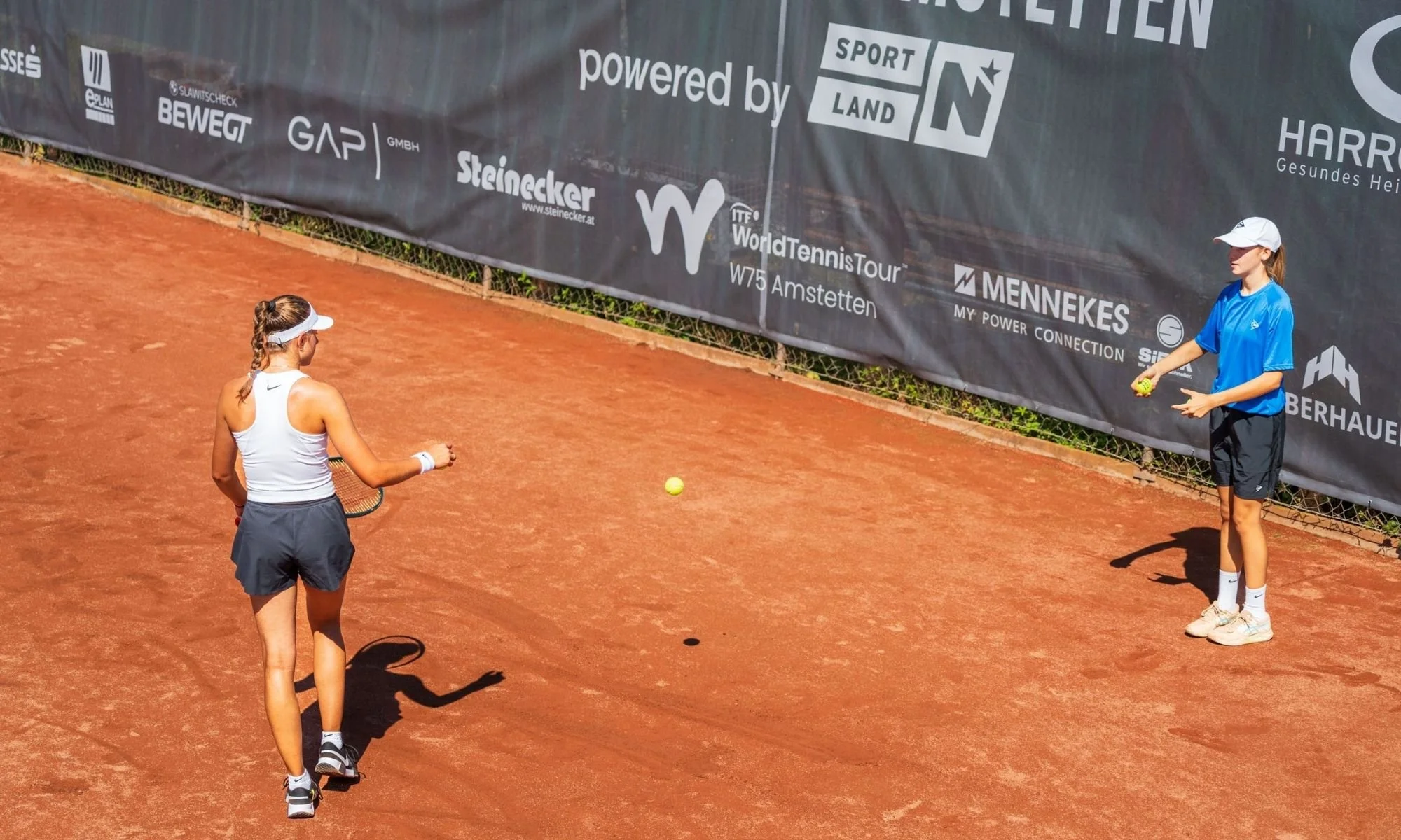 Die Ball Crew unterstützt die Spielerinnen und Referees auf den Courts.