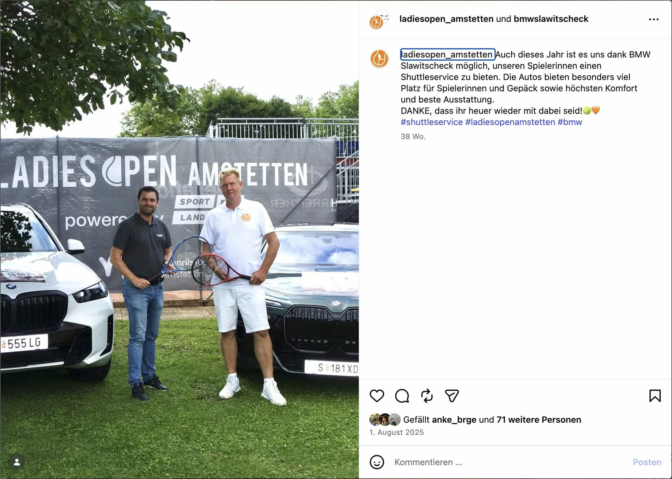 Zwei Männer stehen vor einem schwarzen Auto und einem weißen Auto, halten Tennisschläger, bei einem Event mit einem großen Banner im Hintergrund, das 'LADIES OPEN AMSTETTEN' zeigt.