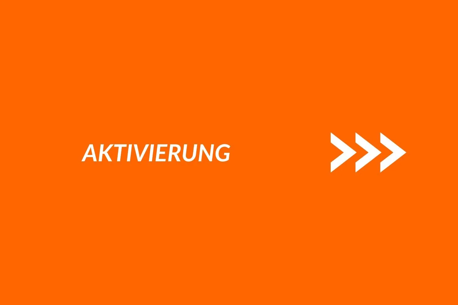 Ein orangefarbener Hintergrund mit dem Wort 'AKTIVIERUNG' in weißen Buchstaben und drei weißen Pfeilen, die nach rechts zeigen.