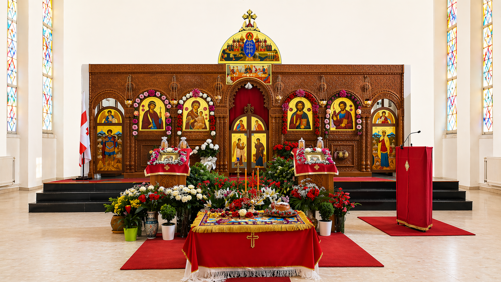 Interior de una iglesia ortodoxa con iconos religiosos, flores y una mesa con ofrendas, en el centro del altar.