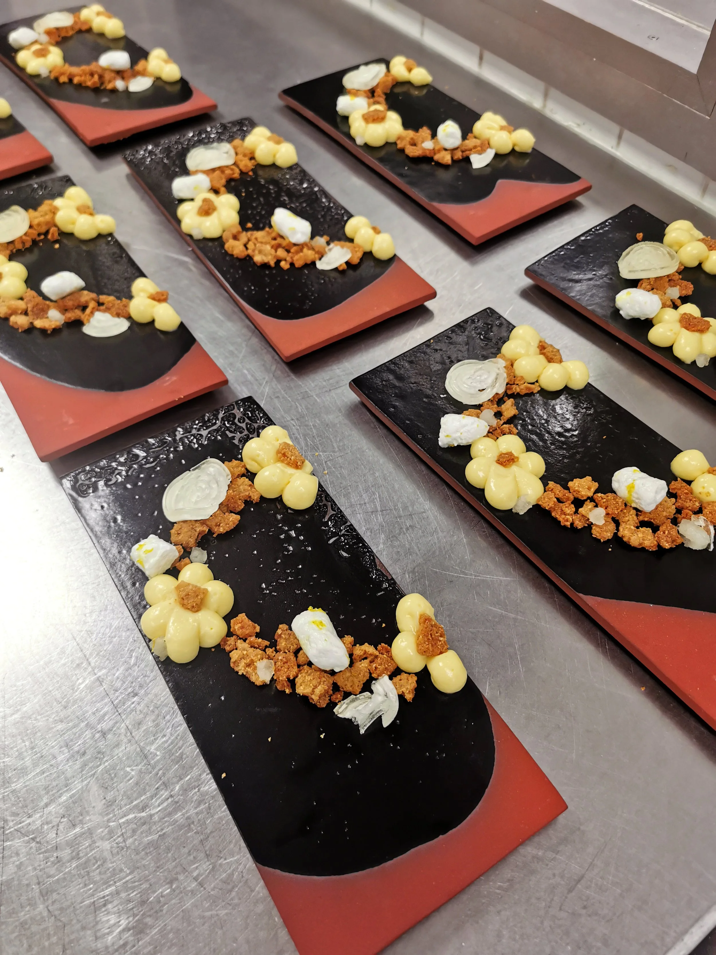 Dessert à l'assiette créé par un élève du lycée hôtelier international de Lille lors d'un workshop de design culinaire mené par Anne-Claire Turbé, designer culinaire