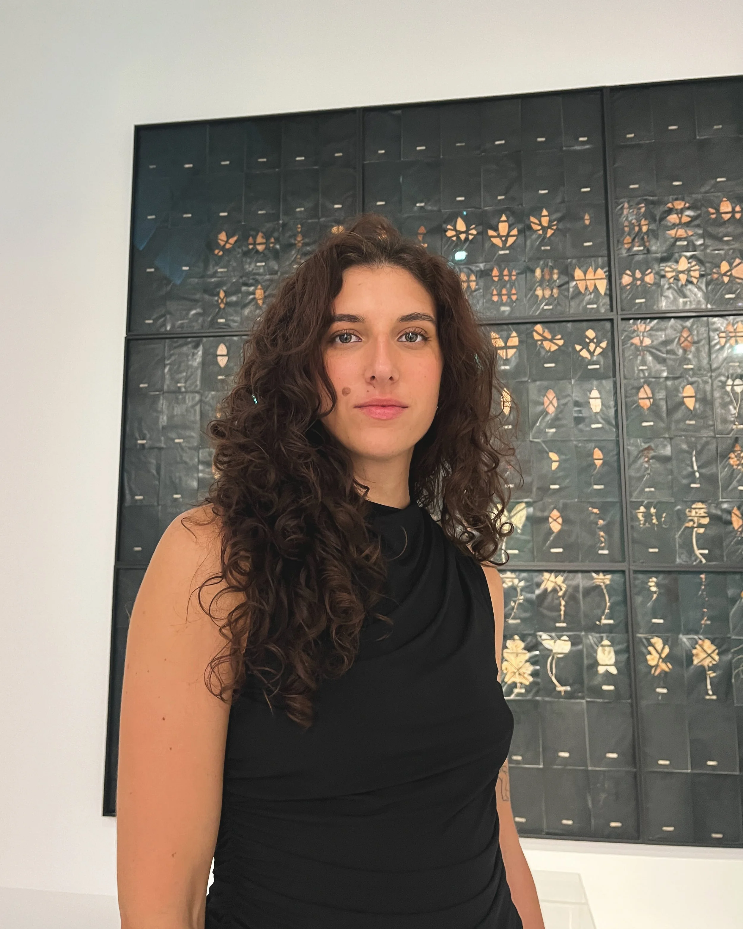 Portrait de Anne-Claire Turbé devant une oeuvre du Musée d'Art Contemporain de Marseille