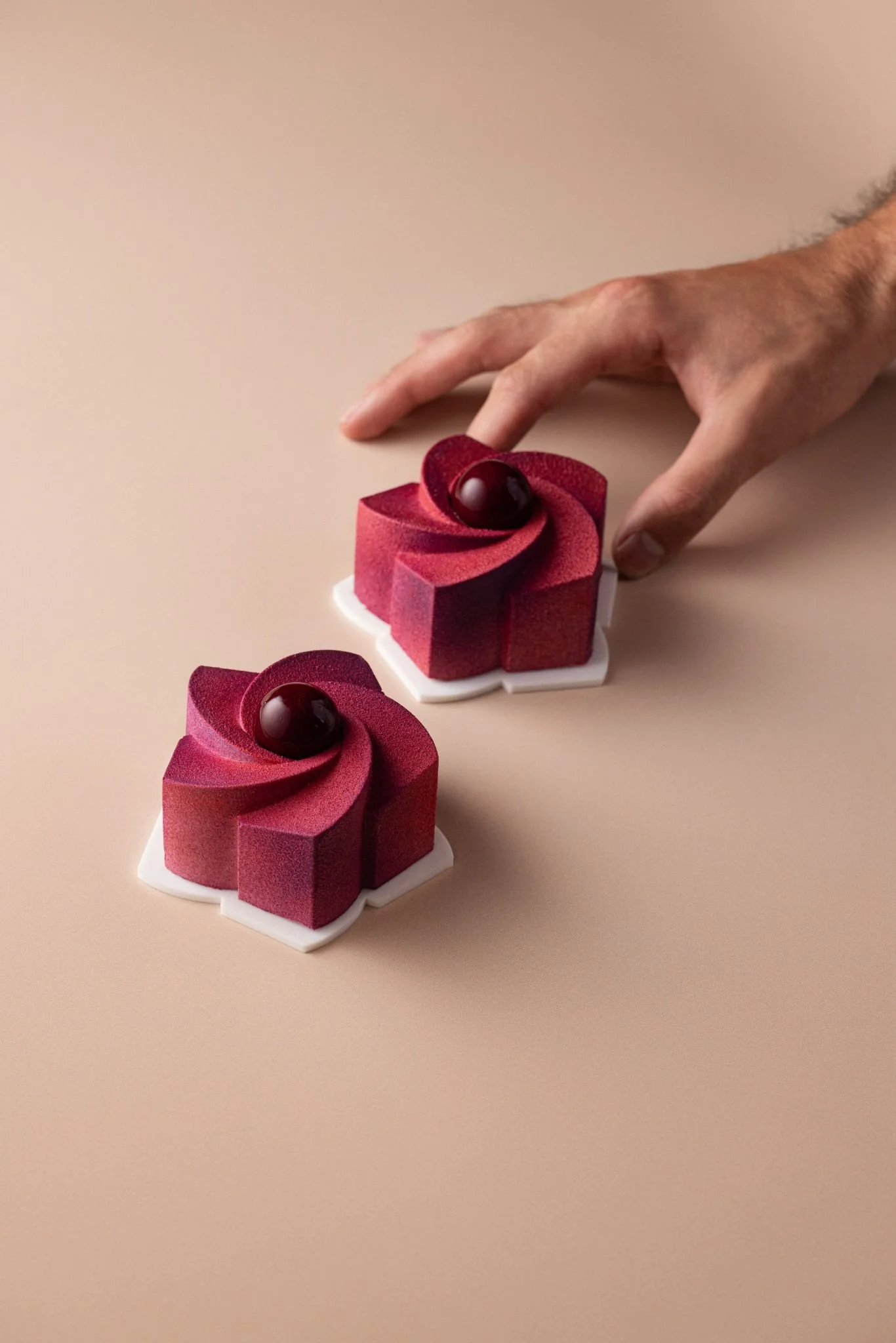 Deux petits gâteaux au cassis créés avec Alistair Smith pour Boiron, par Anne-Claire Turbé, designer culinaire