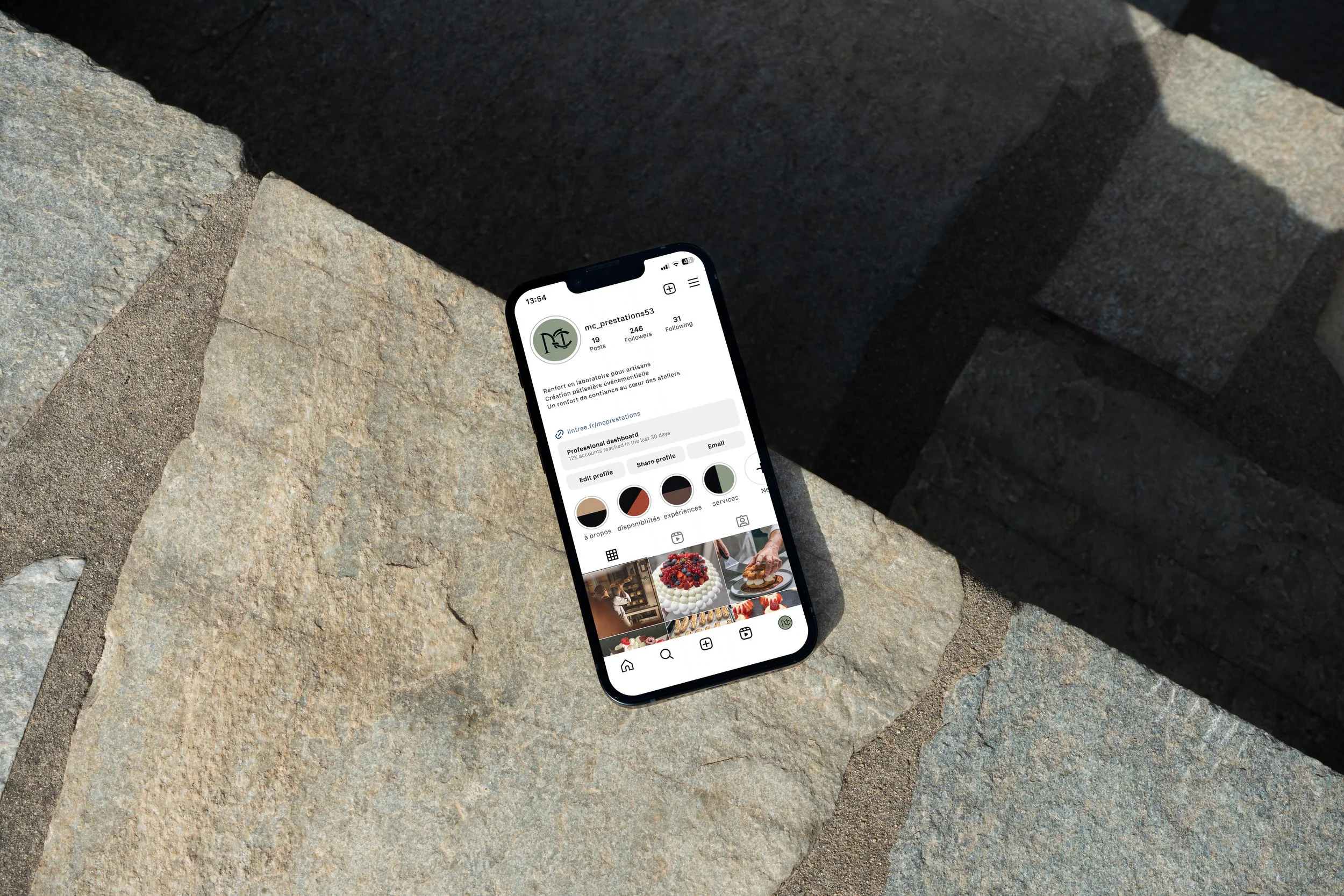 ecran iPhone sur pavé.jpg